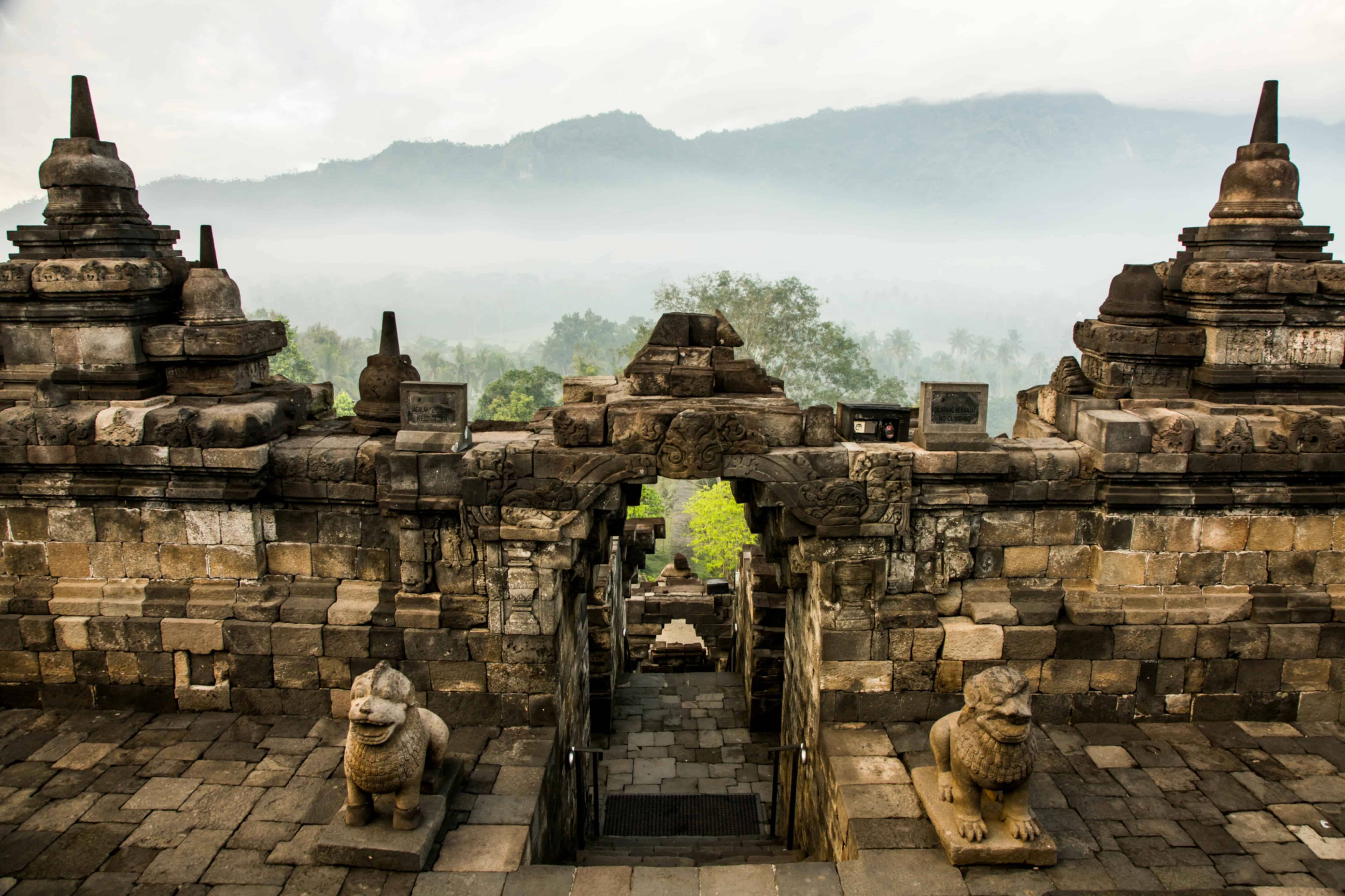 https://images.pickyourtrail.com/Borobudur_Temple_efe32f84e6.jpeg?dpr=1&q=40