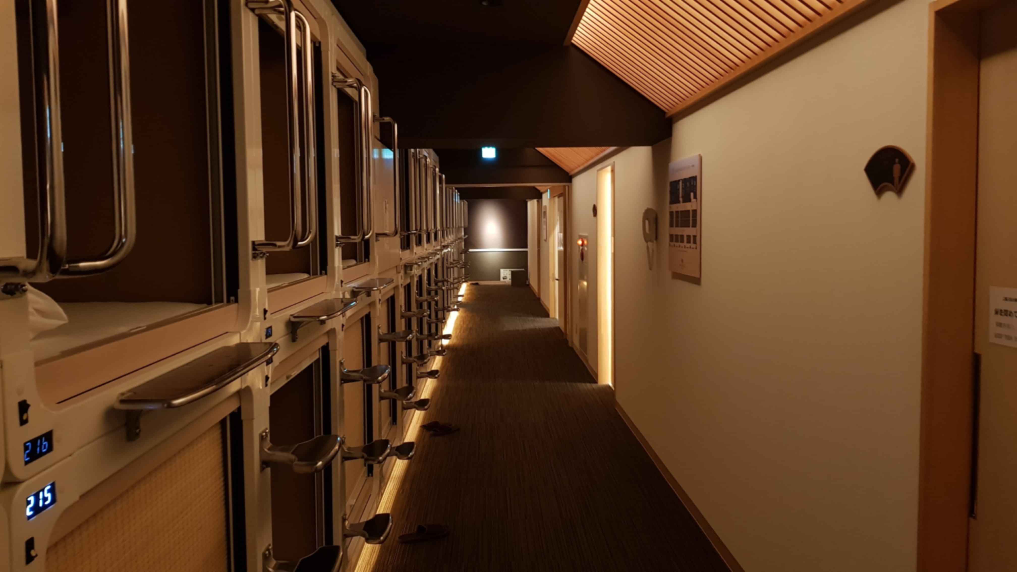 https://images.pickyourtrail.com/Capsule_hotels_and_hostels_in_Tokyo_bc8a61f742.jpg?dpr=1&q=40