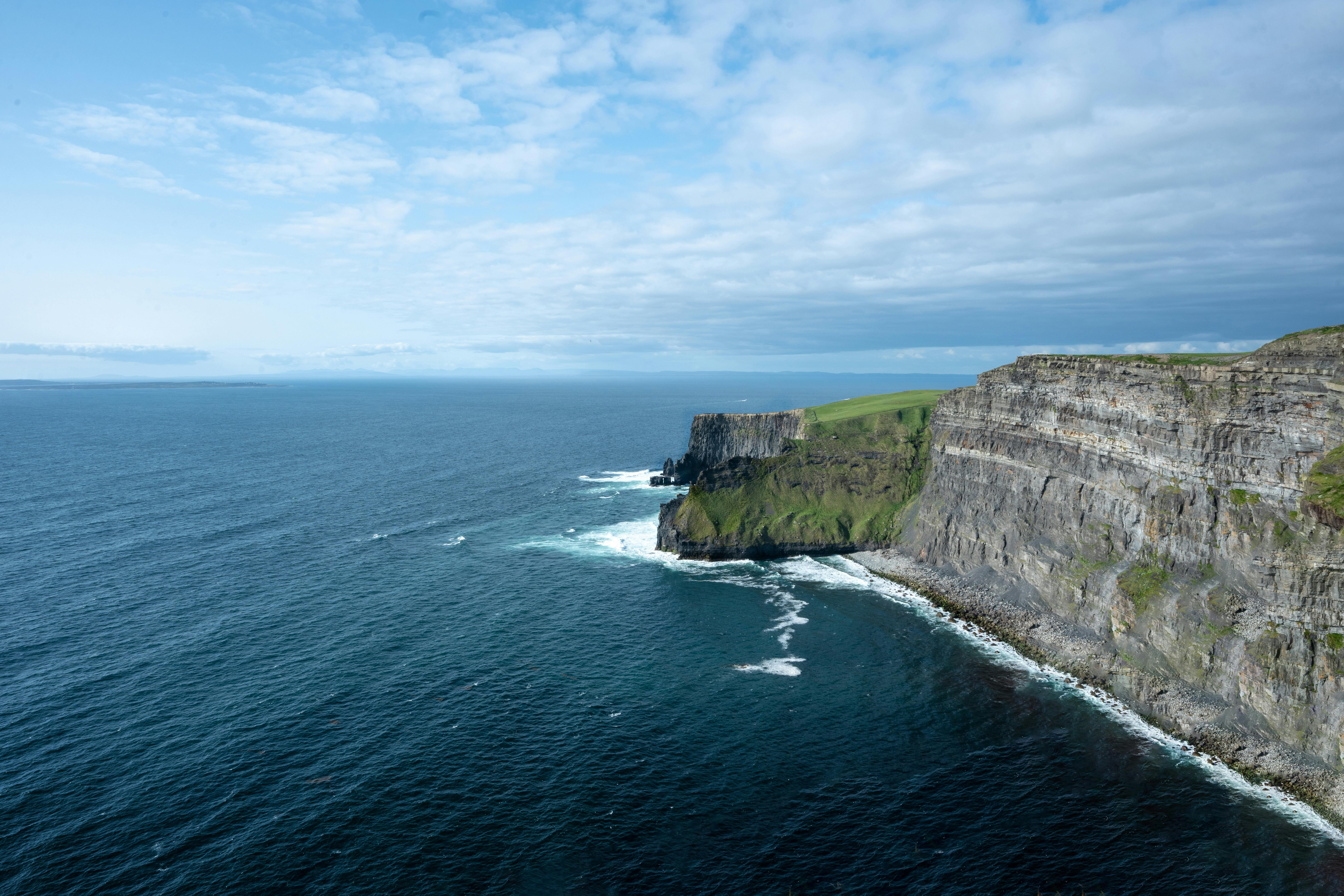 https://images.pickyourtrail.com/Cliffs_of_Moher_a48e4e3346.jpeg?dpr=1&q=40