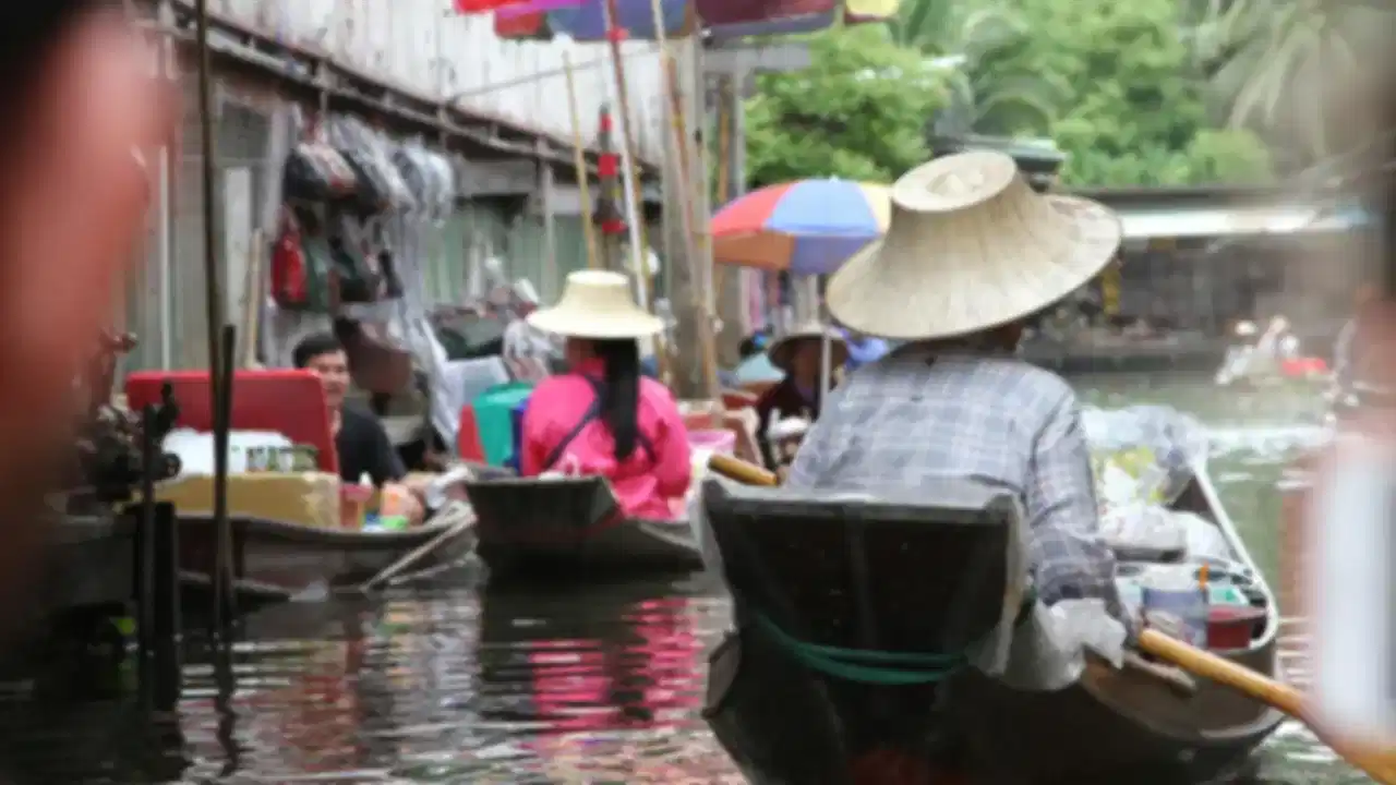 Damnoen Saduak Floating Market 2026: Tours, Timings & Bangkok Travel Tips