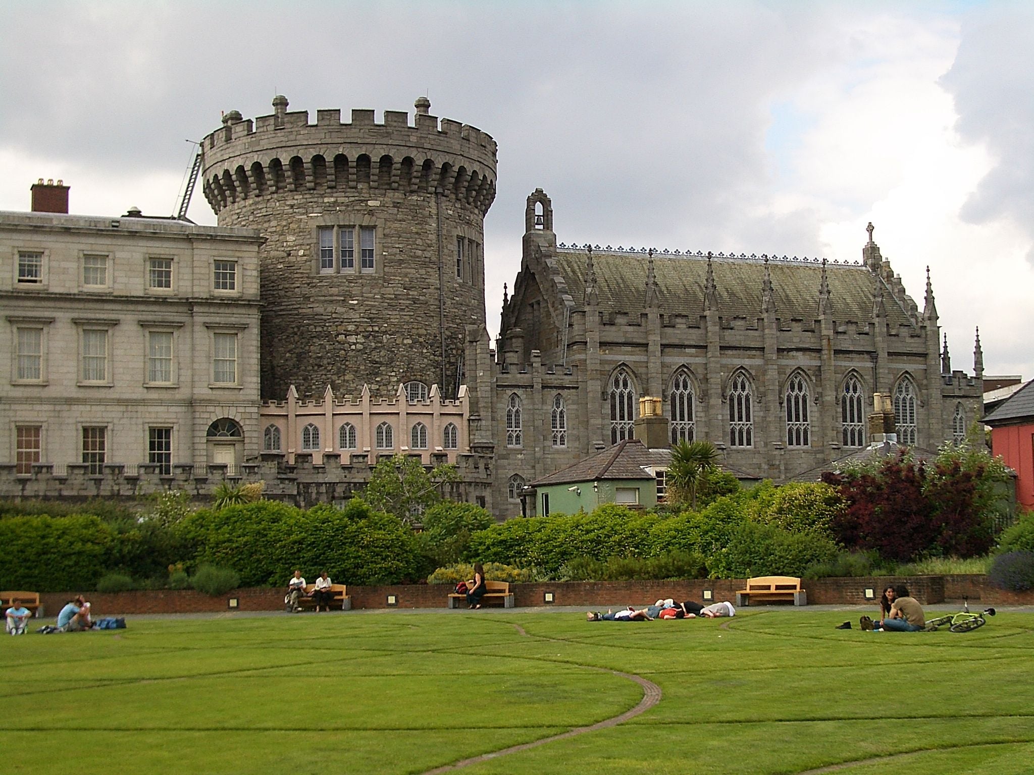 https://images.pickyourtrail.com/Dublin_Castle_b3c197d98f.jpg?dpr=1&q=40