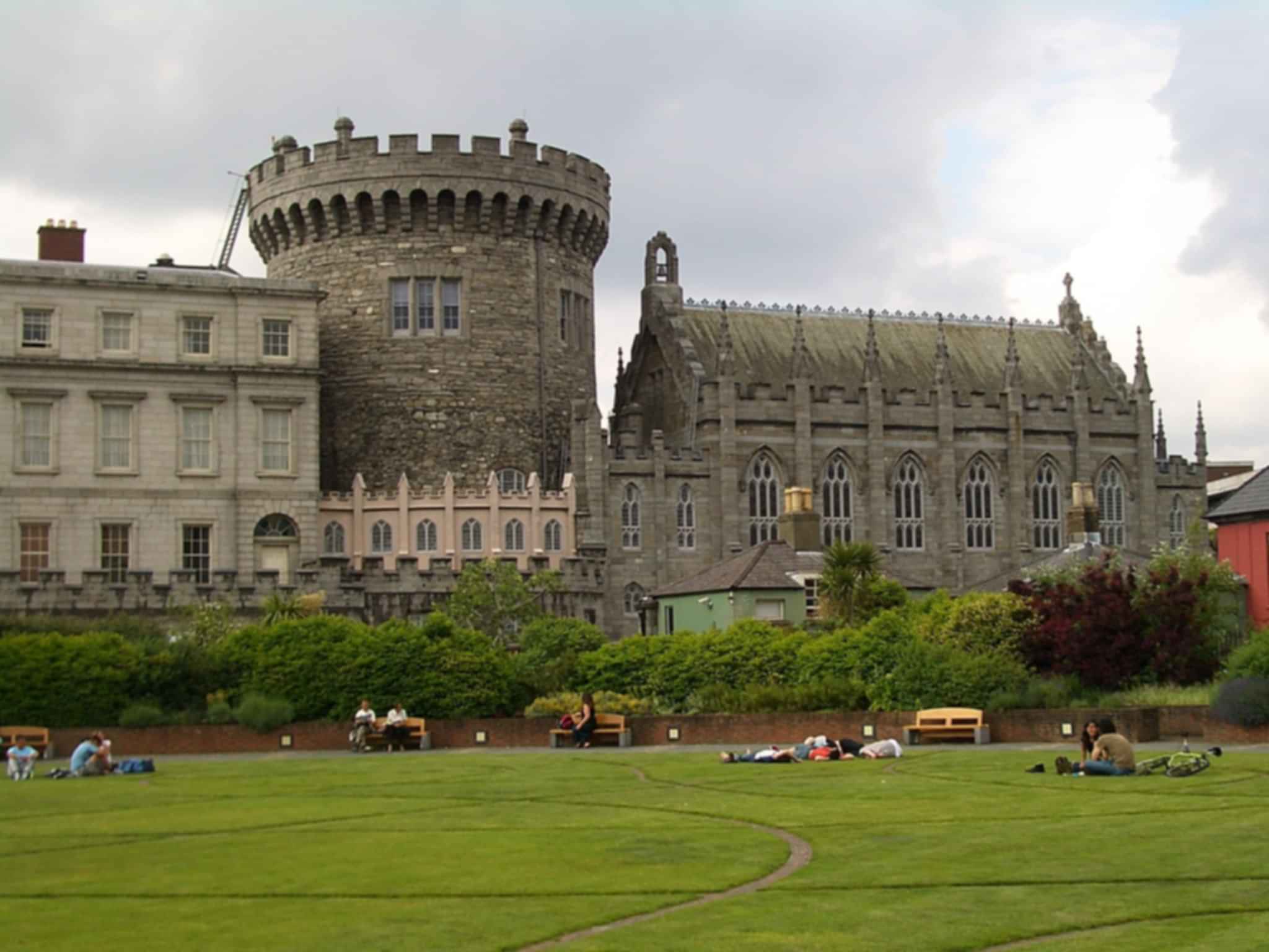 https://images.pickyourtrail.com/Dublin_Castle_b3c197d98f.jpg?dpr=1&q=40