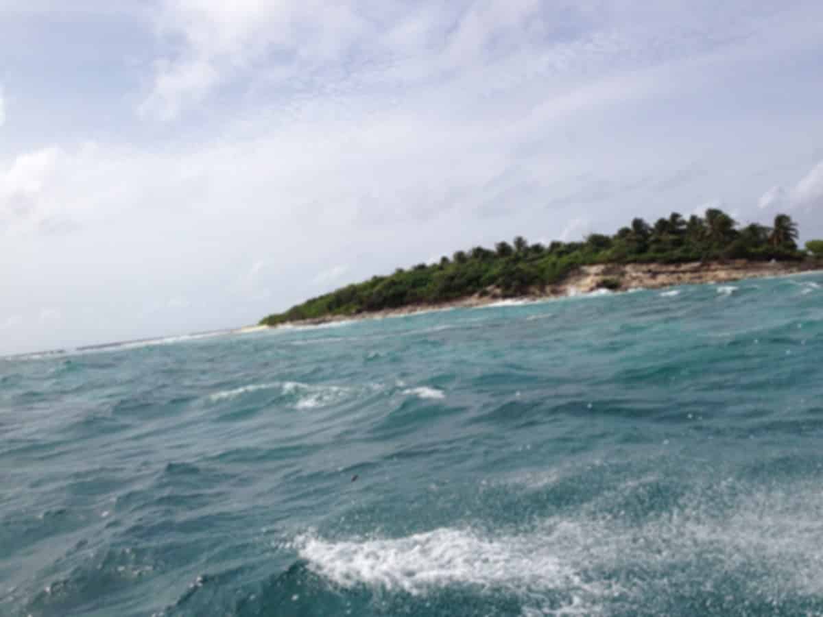Maalhosmadulu Atoll : Islands, Resorts, and Activities