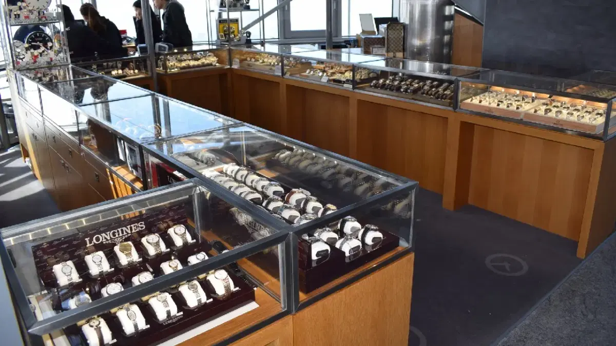 Watch shop at the top of sphinx Observatory