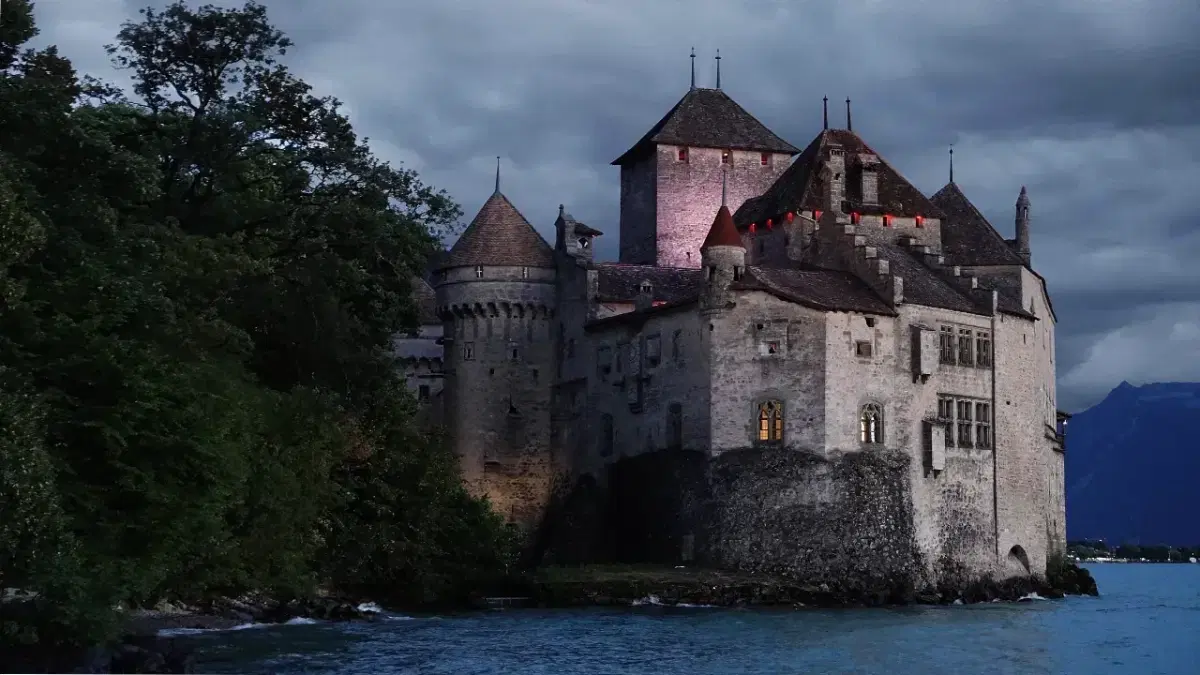 View of Château de Chillon at night