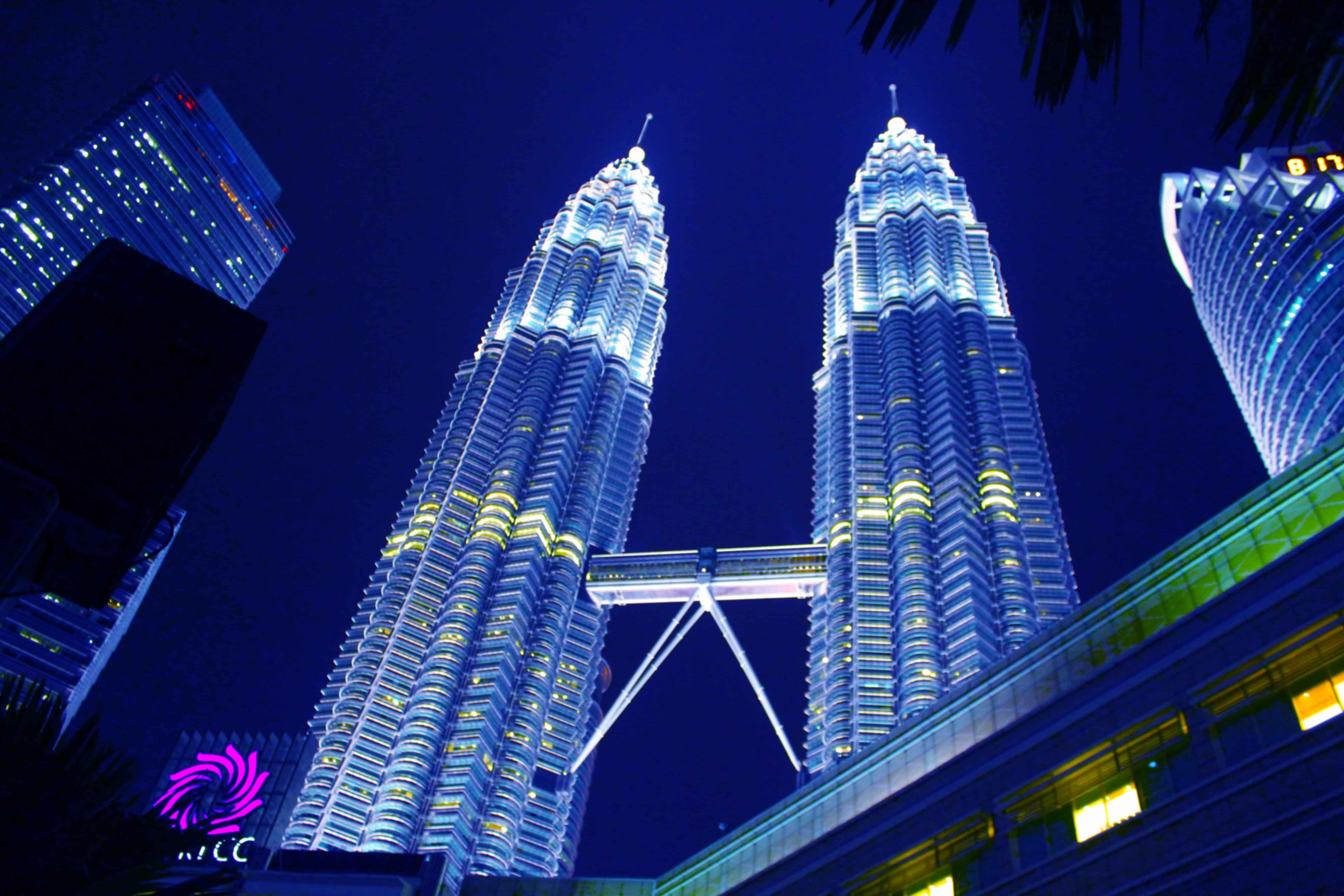 https://images.pickyourtrail.com/Petronas_Twin_Towers_Kuala_Lumpur_b63801ee3f.jpg?dpr=1&q=40