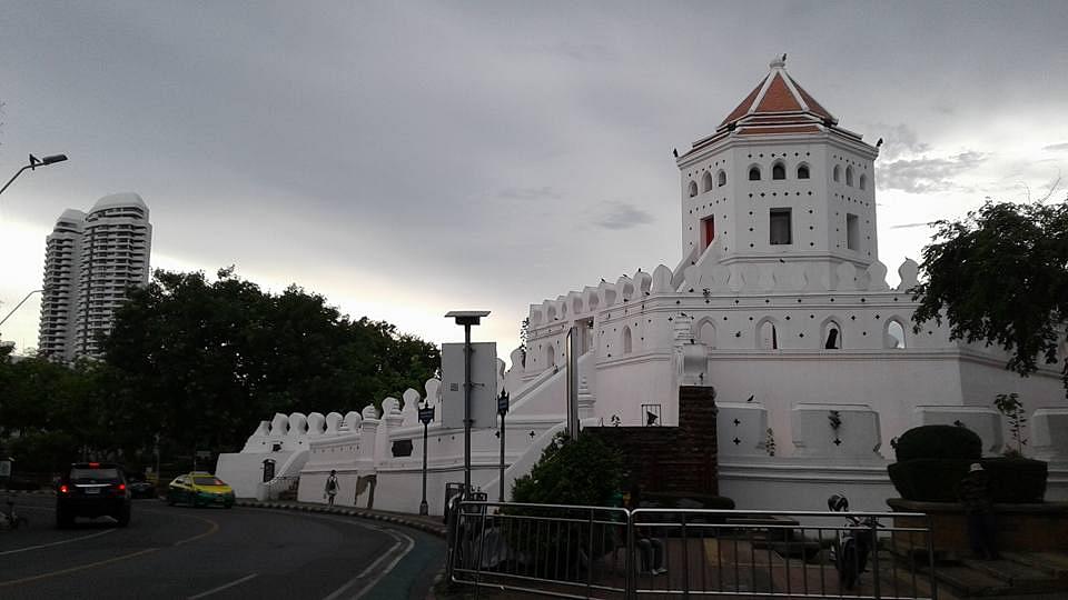 Phra Sumen Fort