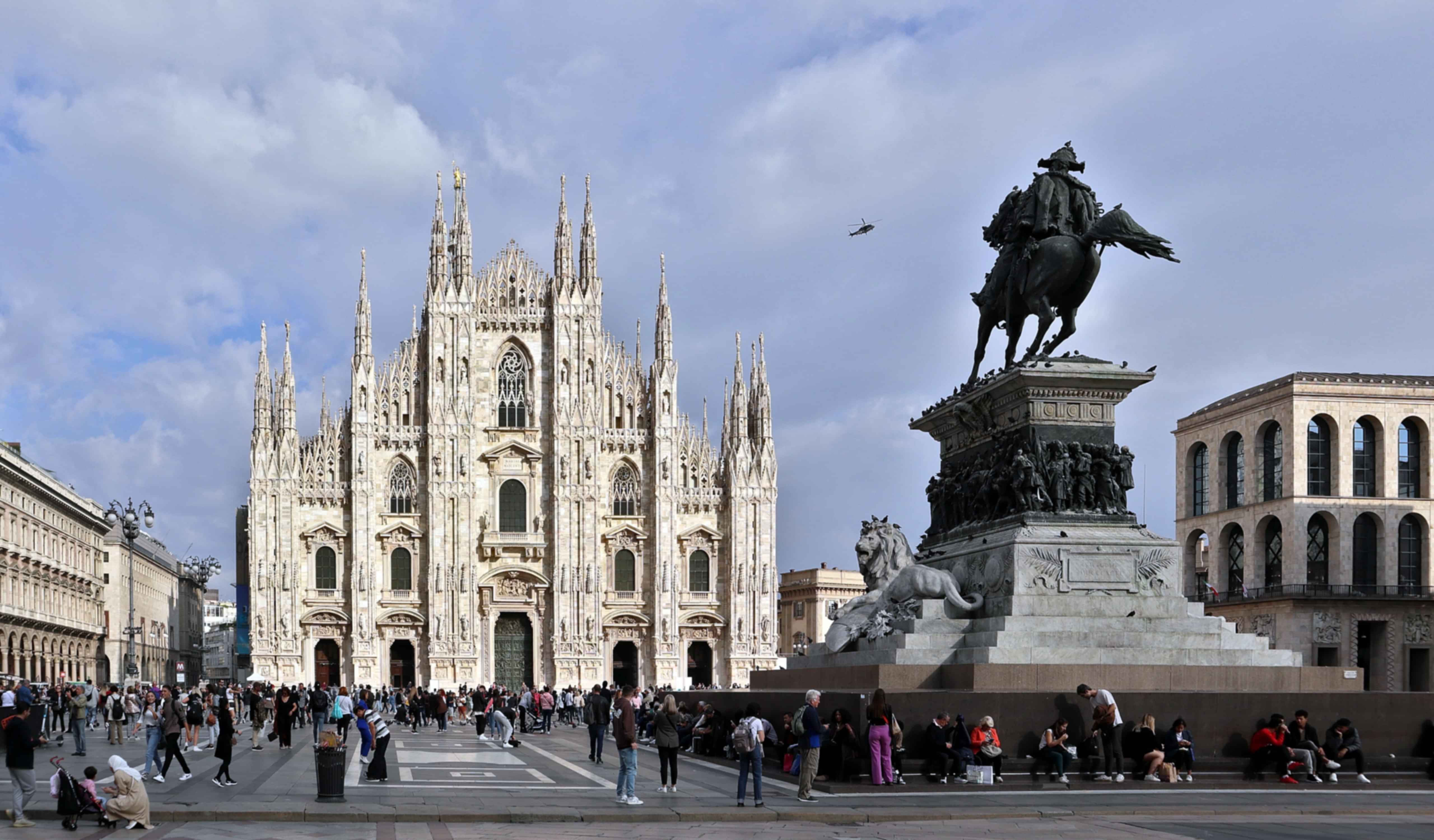 https://images.pickyourtrail.com/Piazza_del_Duomo_Milano_6b4ab18e9b.jpg?dpr=1&q=40