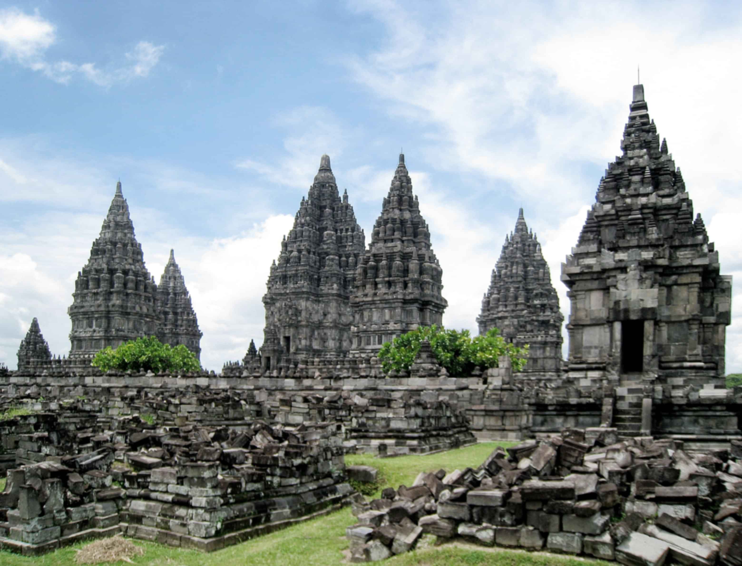https://images.pickyourtrail.com/Prambanan_Temple_7812503632.jpg?dpr=1&q=40