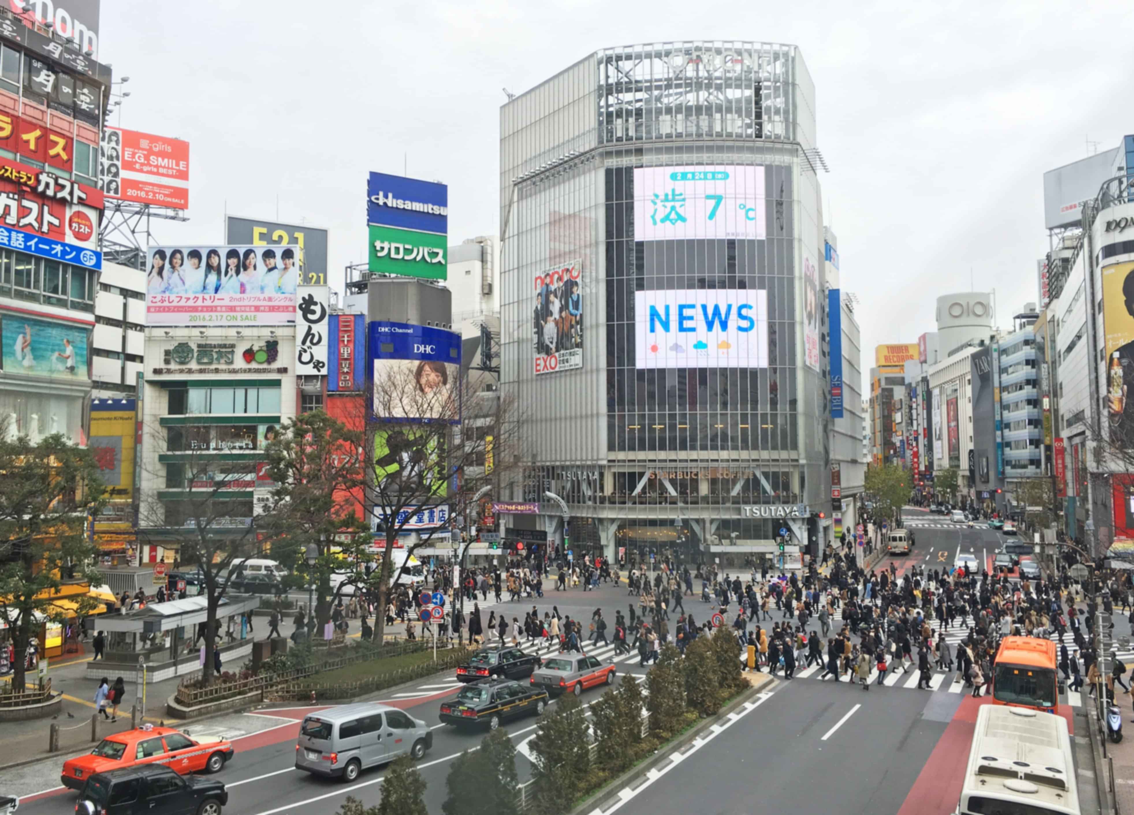 https://images.pickyourtrail.com/Shibuya_Crossing_Tokyo_e4a1cfd4f3.jpg?dpr=1&q=40
