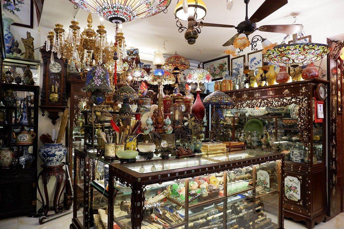 Souvenirs at Cho Sat Market