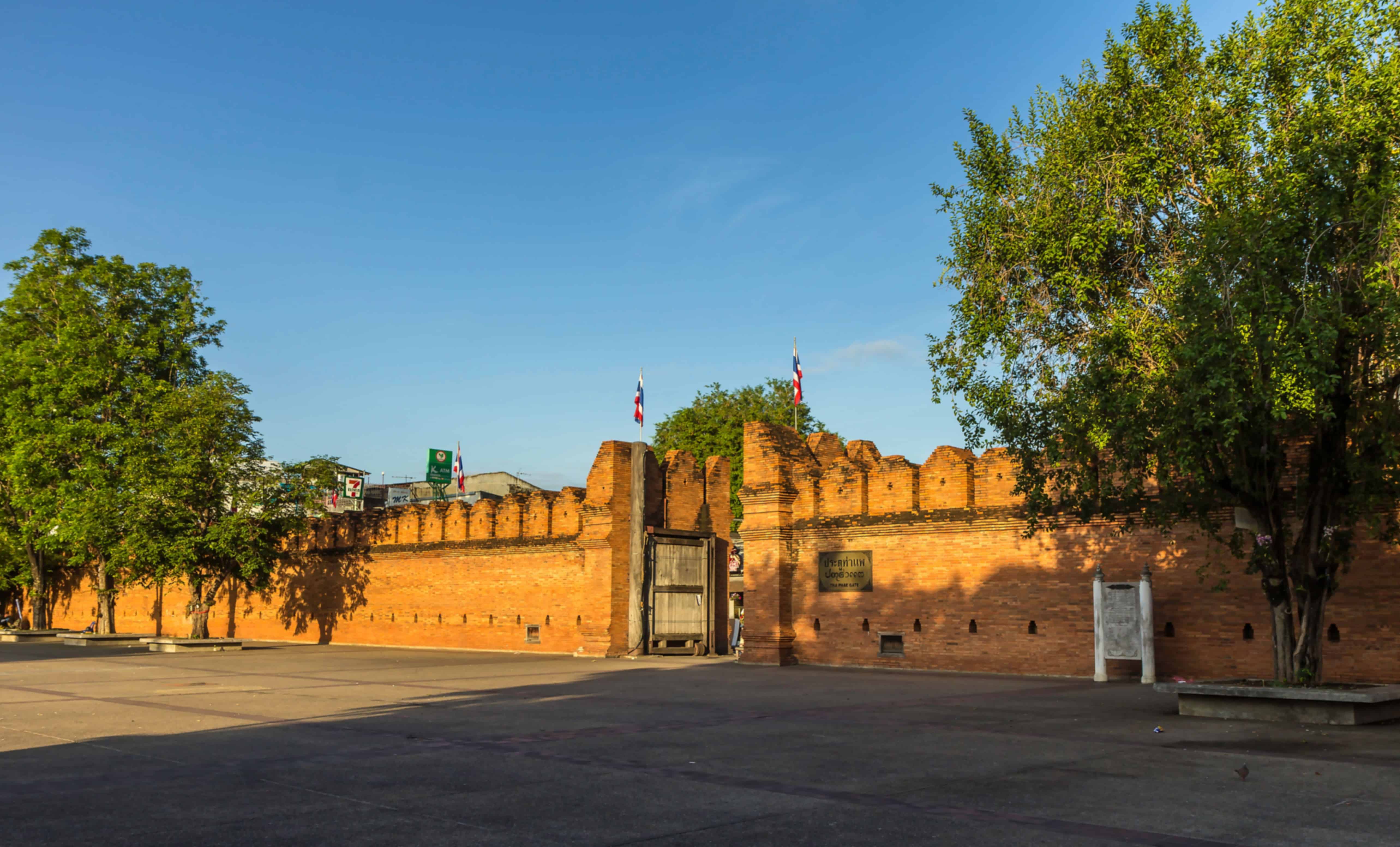 Pratu Tha Phae Chiang Mai Guide: History, Highlights & Visiting Tips