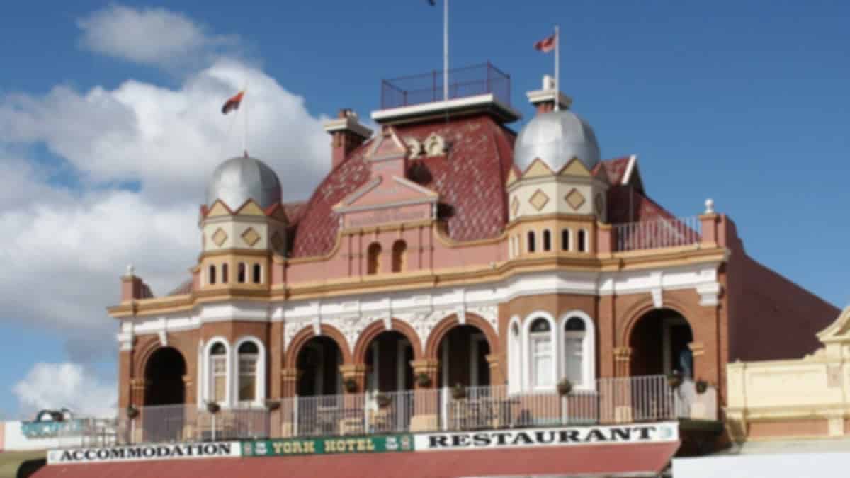 https://images.pickyourtrail.com/australia_budget_hotels_9fb5f28ded.jpg?dpr=1&q=40