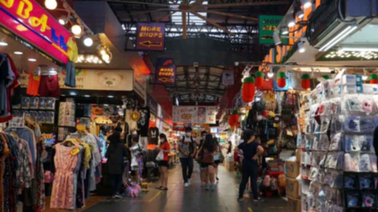 https://images.pickyourtrail.com/bugis_street_market_1_7ab670f140.jpg?dpr=1&q=40