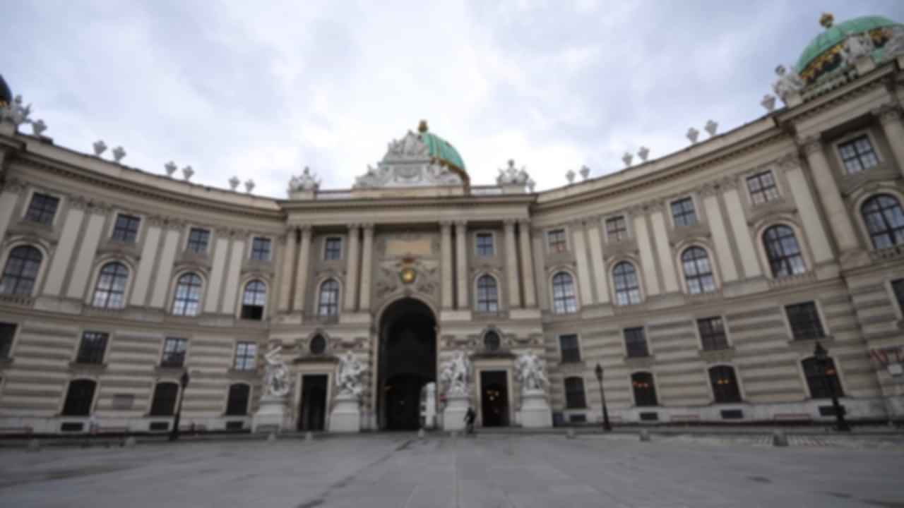https://images.pickyourtrail.com/hofburg_palace_eaef1c23cd.jpg?dpr=1&q=40