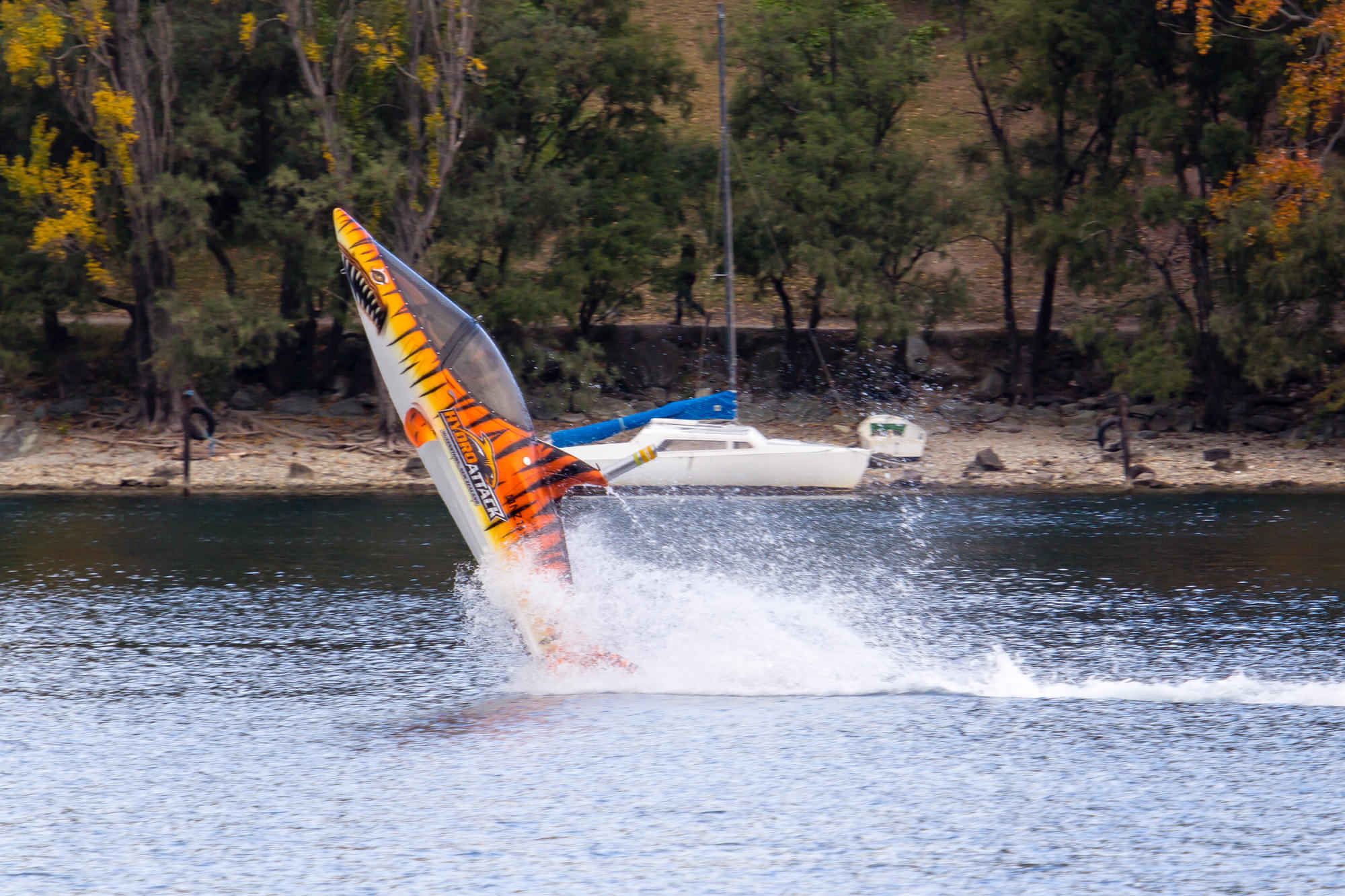 Hydro Attack Boat & Shark Ride - Descending into a long dive under the water