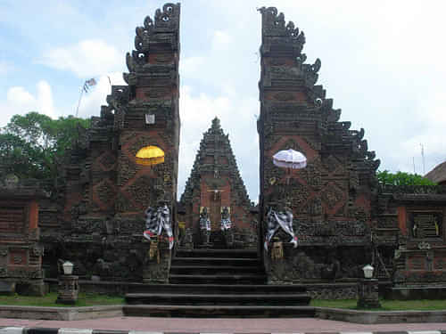 Explore the Pura Puseh Batuan