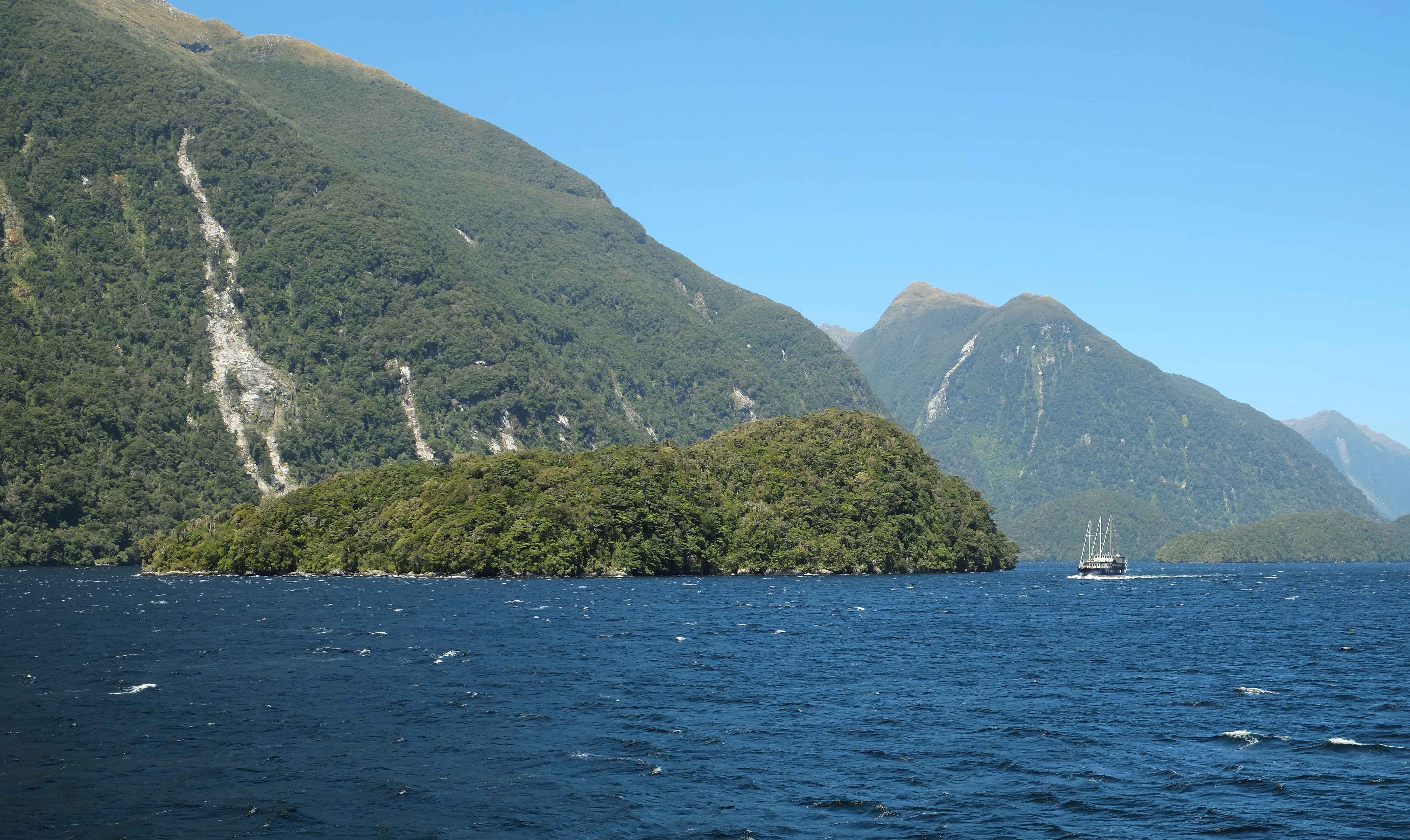 Magical experience and stunning scenary at the Doubtful Sound Wilderness cruise and Fiordland National Park