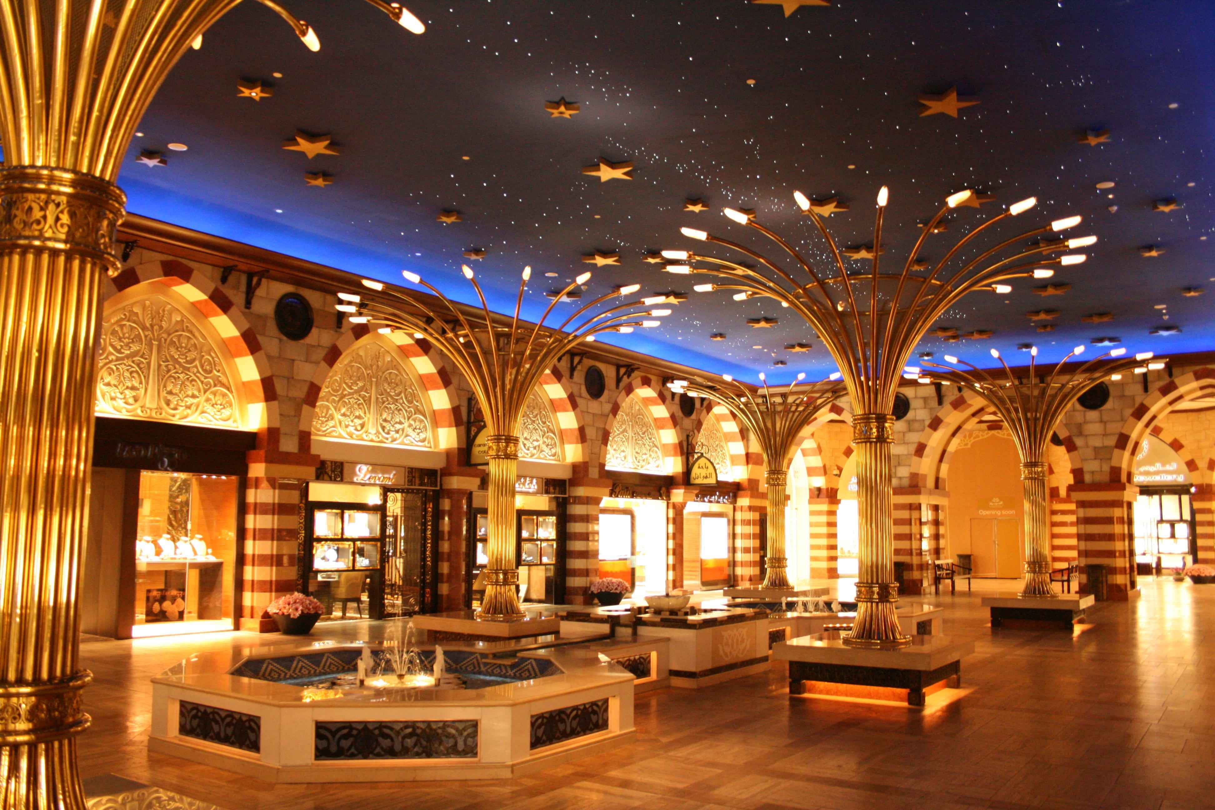 Explore Dubai Mall – Attractions Include Dubai Aquarium, Burj Khalifa and Dubai Fountain