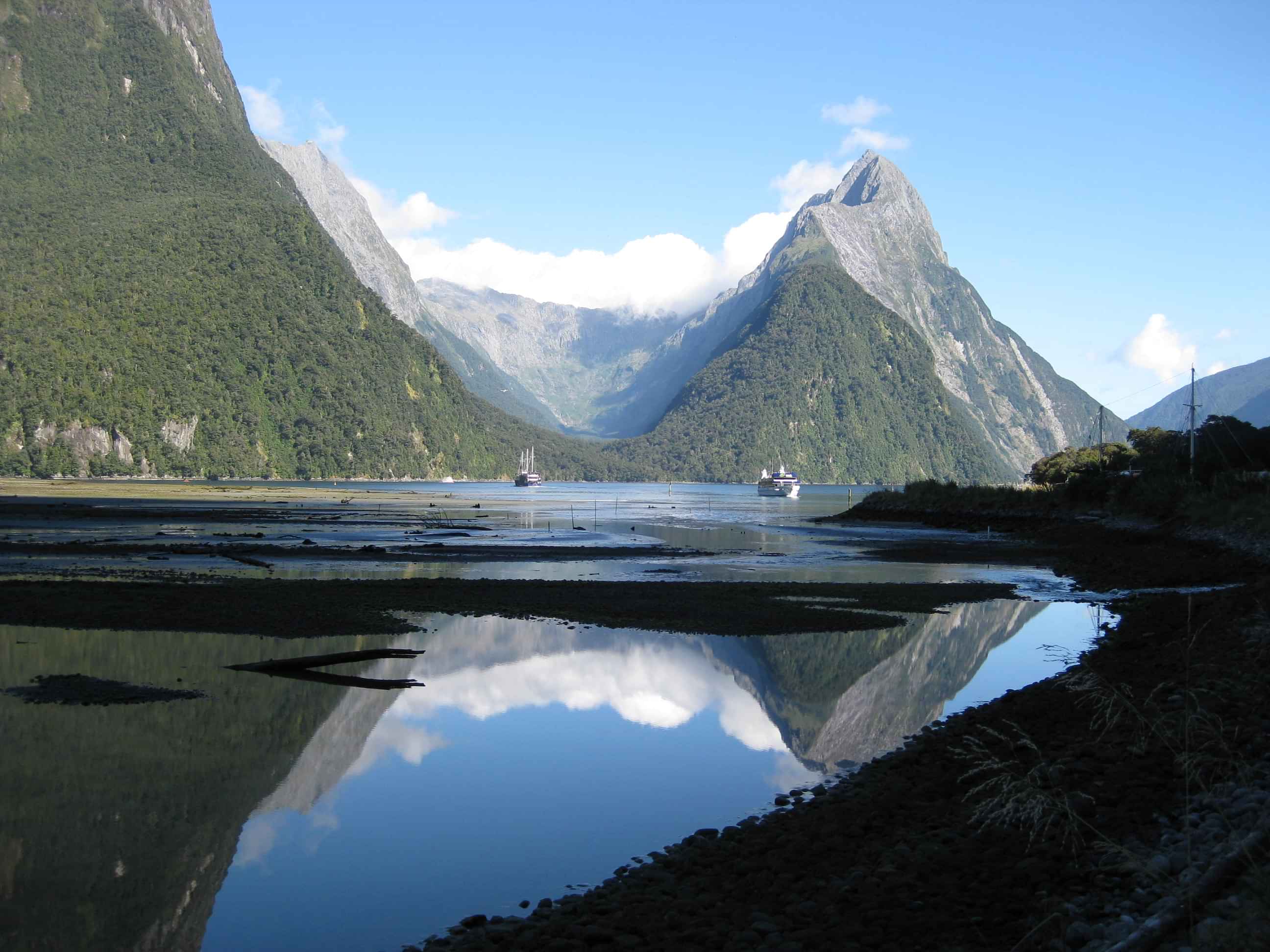 Milford sound coach tour - A small group tour through Fiordland amidst spectacular snow-capped wonderland 