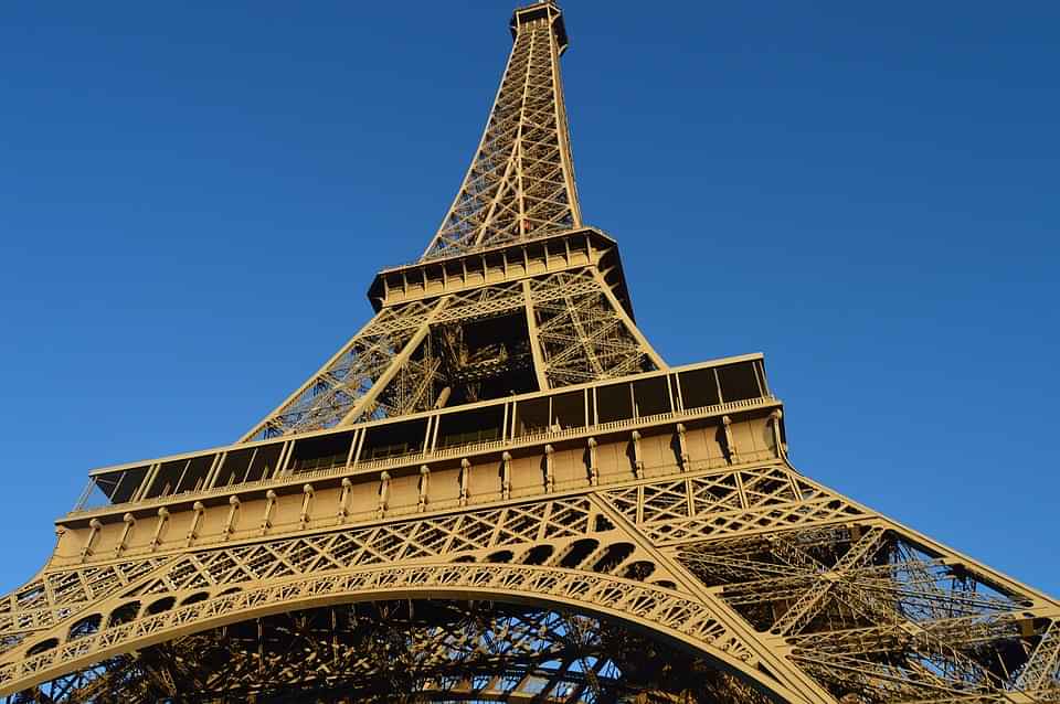 Skip the Line Ticket: Eiffel Tower Summit Priority Access with Host