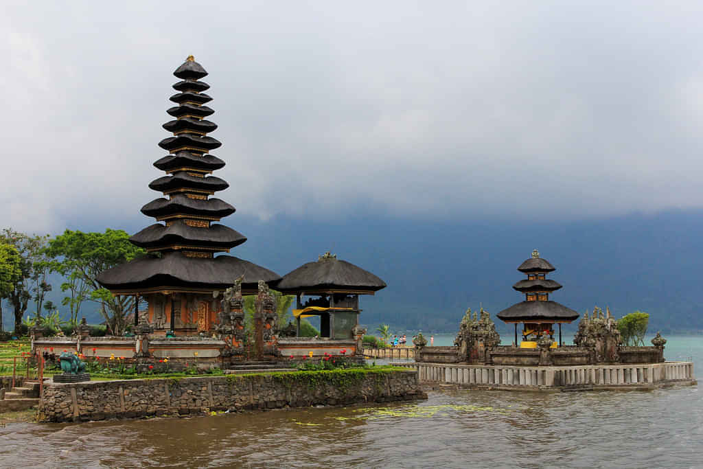 Guided Bali Tour: Ulun Danu Beratan Temple & Tanah Lot 