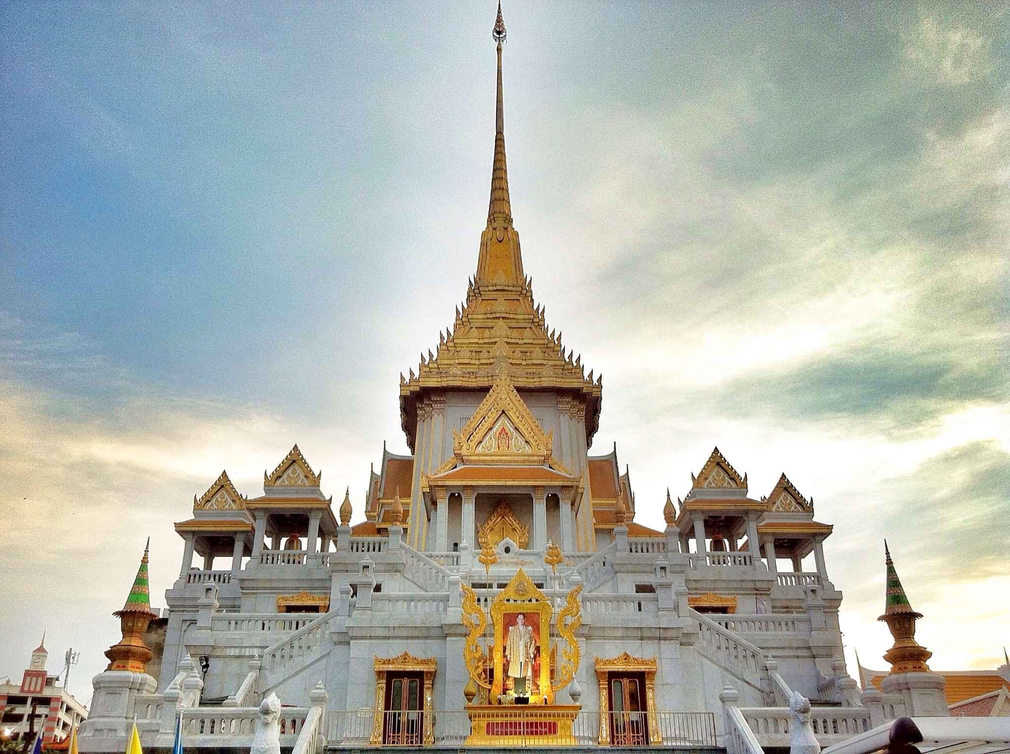 Bangkok-City Tour (Wat Traimit + Wat Mahapruttaram with Gems Gallery) With SIC Transfers 