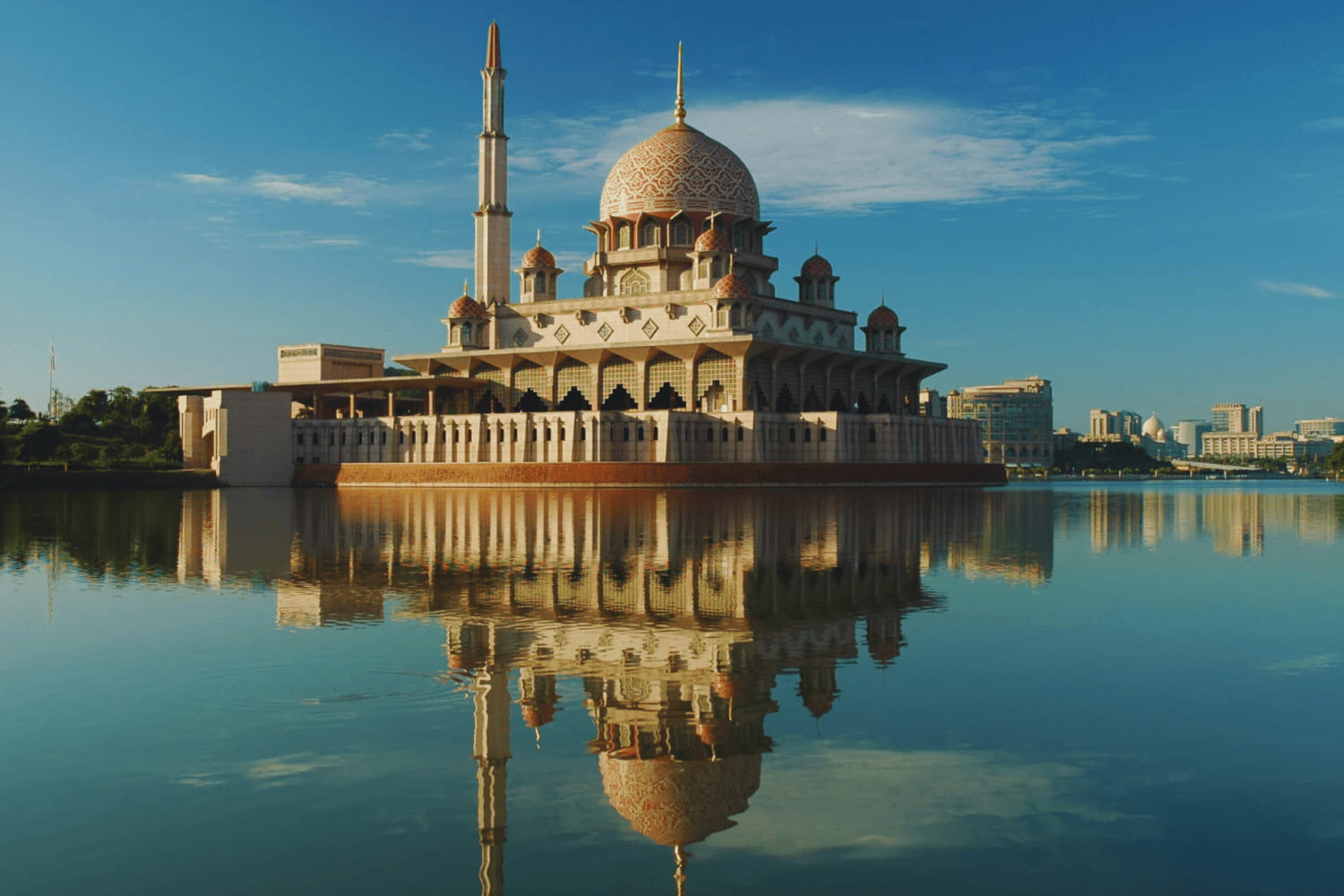 1 hour photostop at Putrajaya with 30 mins boat ride (Enroute to or from airport). Only on arrival or departure day (subject to flight timings)
