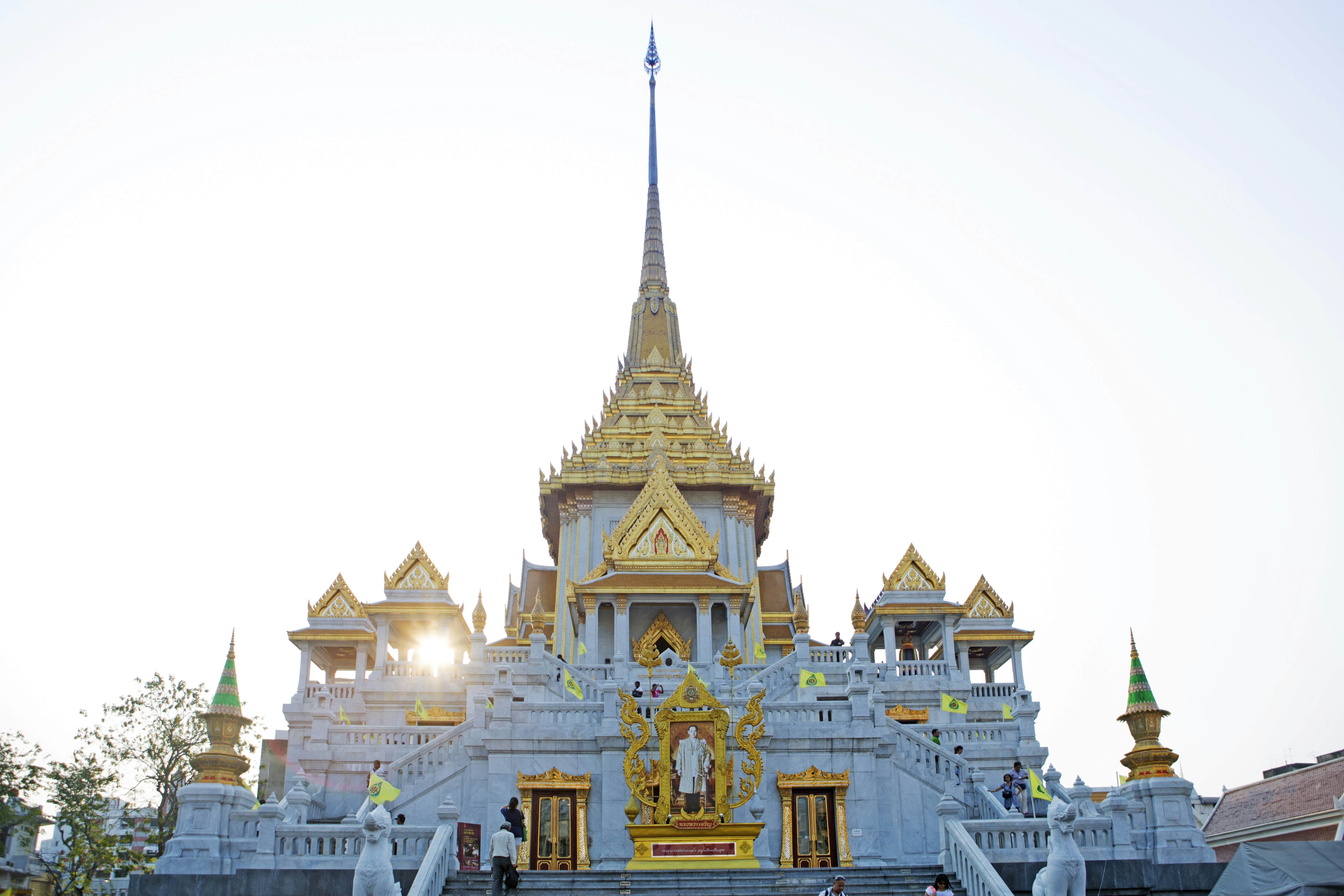 Bangkok - City Tour Wat Traimit,Wat Mahapruttaram,Wat pho with Gems Gallery (Entry with Private Transfer) on enroute 
