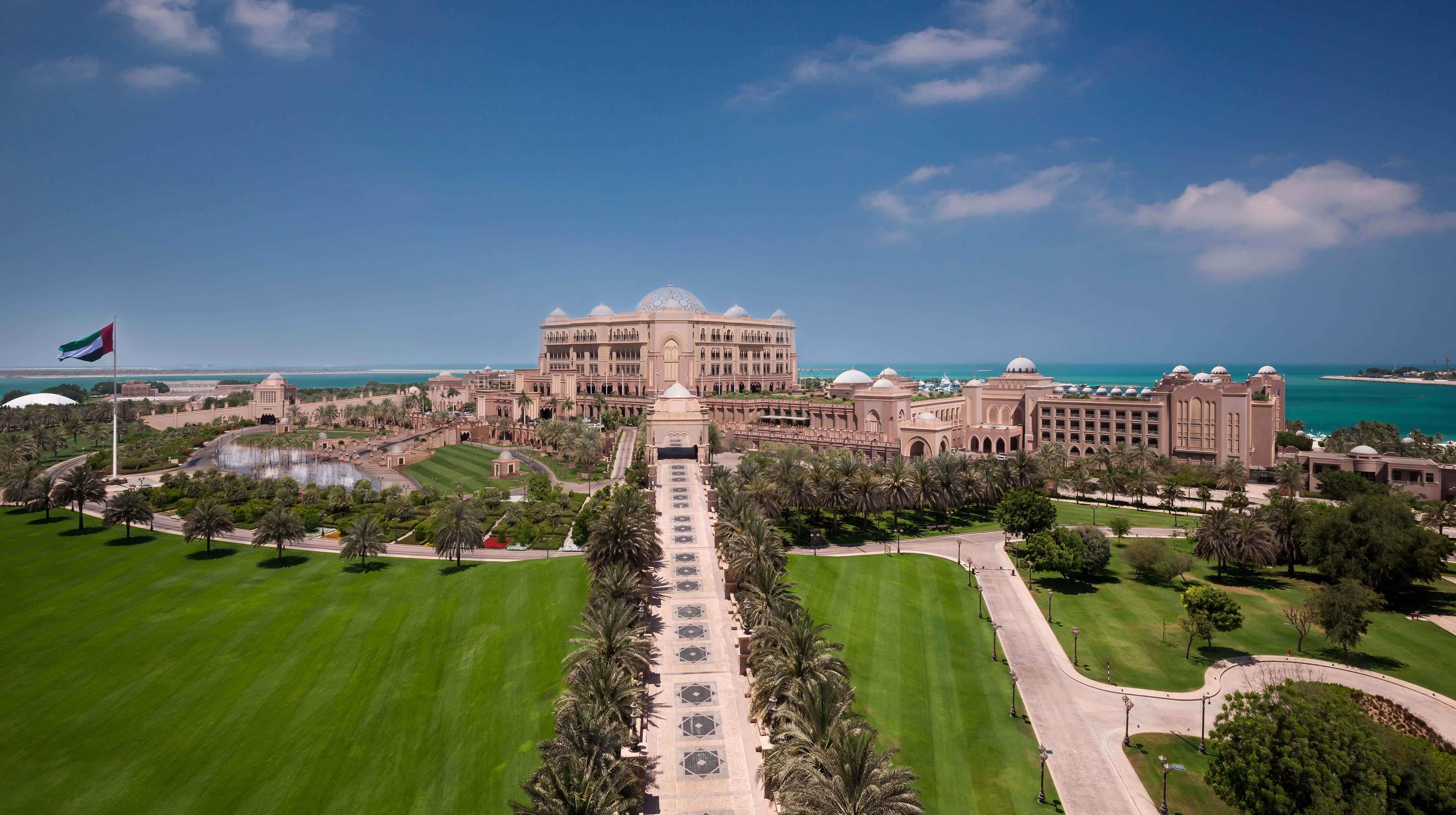 Abu Dhabi City Tour Without Guide From Dubai With Private Transfers