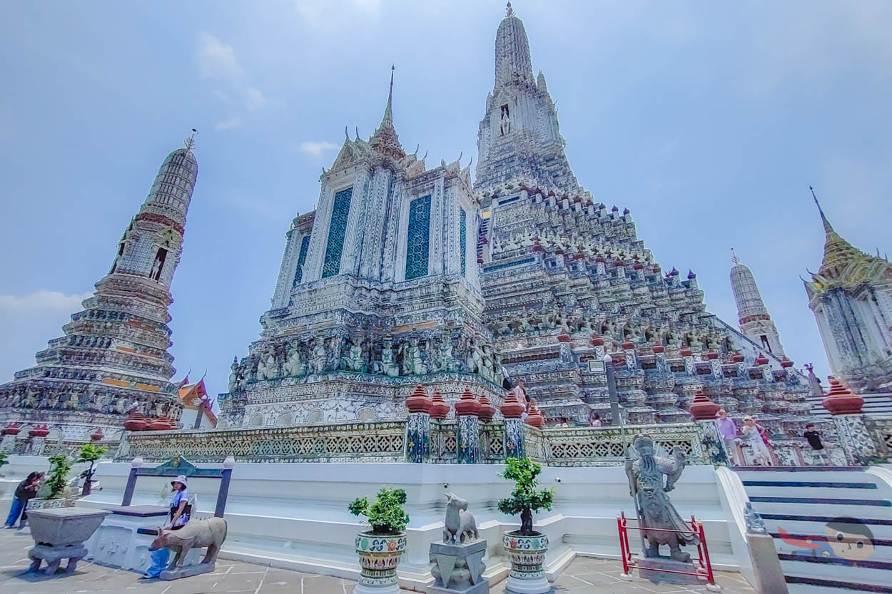 Bangkok-City Tour (Wat Traimit, Wat Mahapruttaram, War Arun, Wat Pho with Gems Gallery) (Entry with Private Transfer) on enroute 