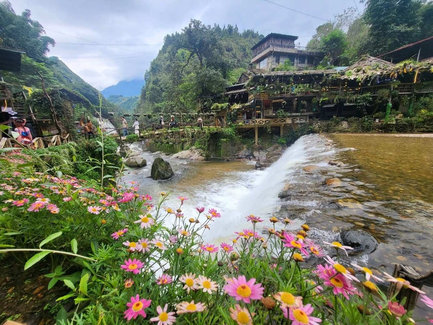 En Route from Hanoi to Sapa (2 Days1 Night) - Cat Cat - Glass Bridge - Lonely Tree - Silver Waterfall 4 Star Hotel
