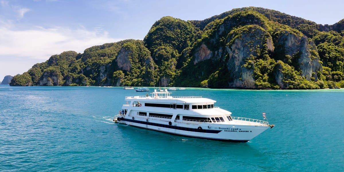 Phuket-Phi Phi Island by ferry boat with Lunch in First Class and Excluding Island Fee with Shared Transfer
