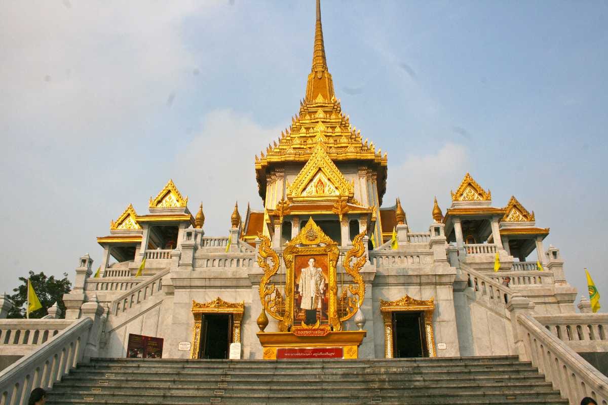 Bangkok - City tour Wat Traimit and Wat Mahapruttaram and Gems Gallery with private transfer ( Enroute )