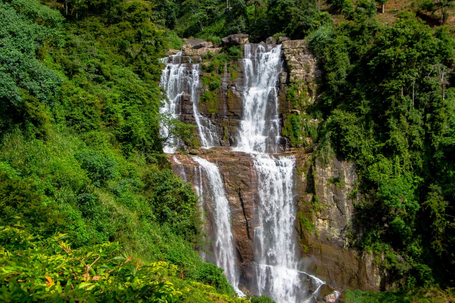 Transfer with Ramboda Falls, Bakth Hanuman Temple, Tea Factory and Gregory Lake Enroute