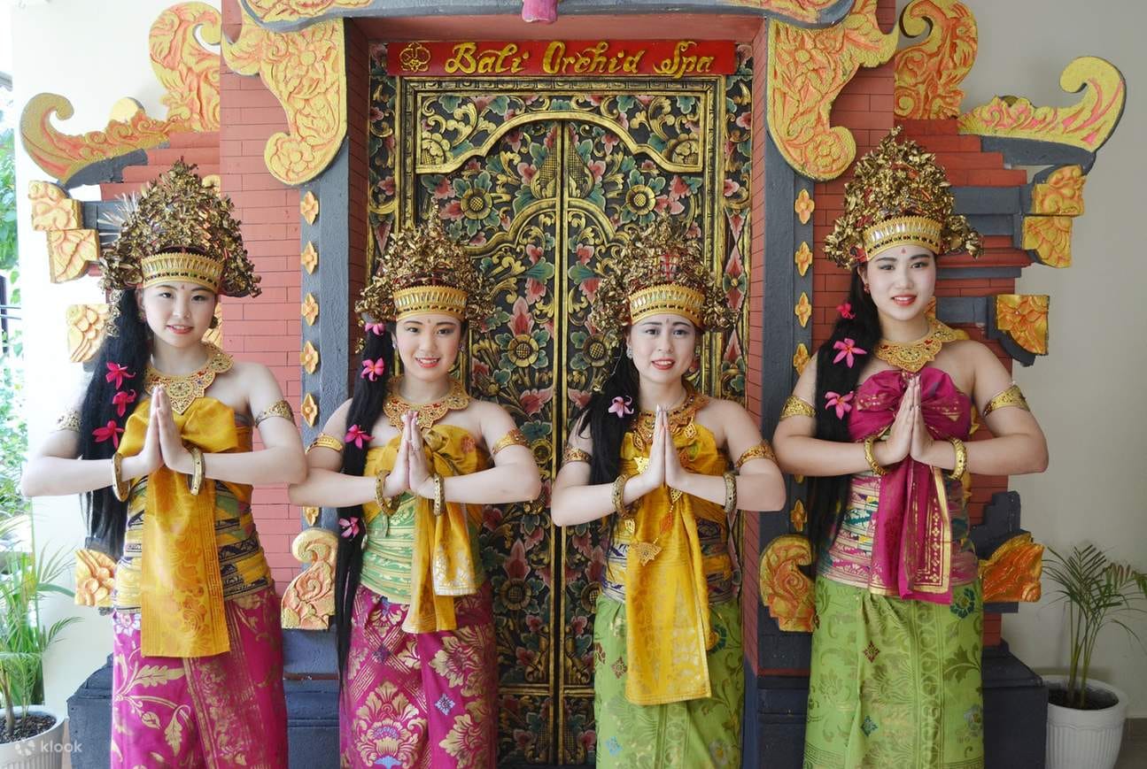 Balinese Traditional Costume at Puri Cendana with Photoshoot