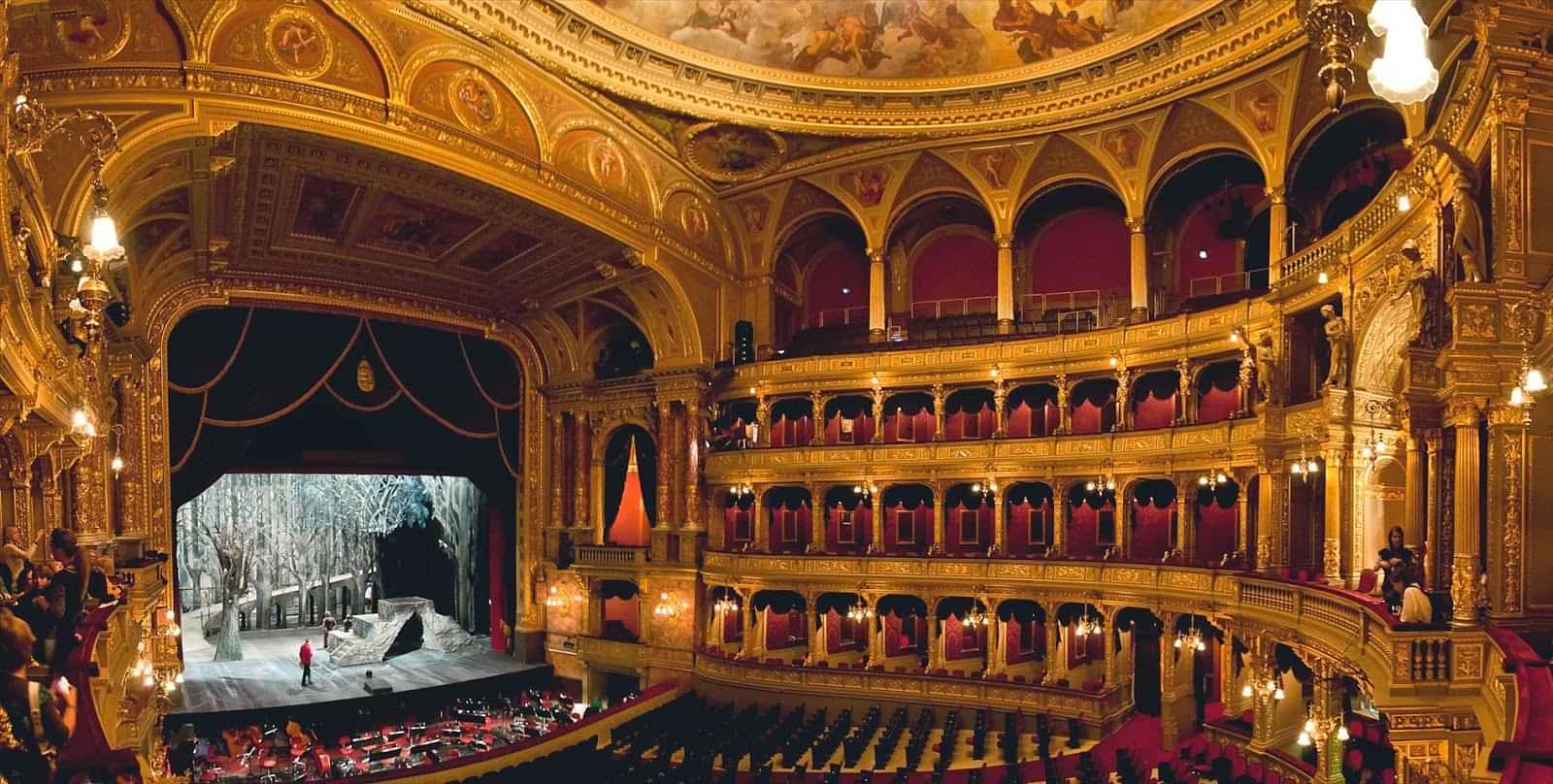 Budapest: Walking Tour with Opera Visit and Concert