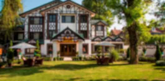 2 Nights Stay At Lemon Tree Hotel Srinagar