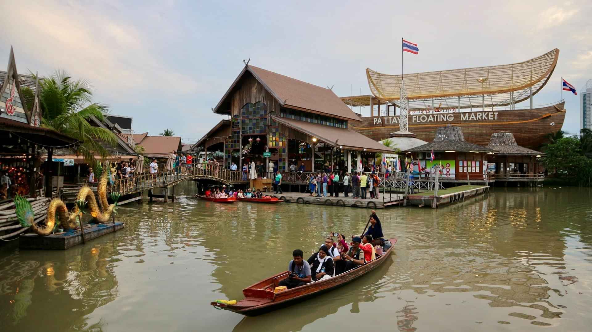 Pattaya Floating Market (Amphibious Boat 30 Minutes)