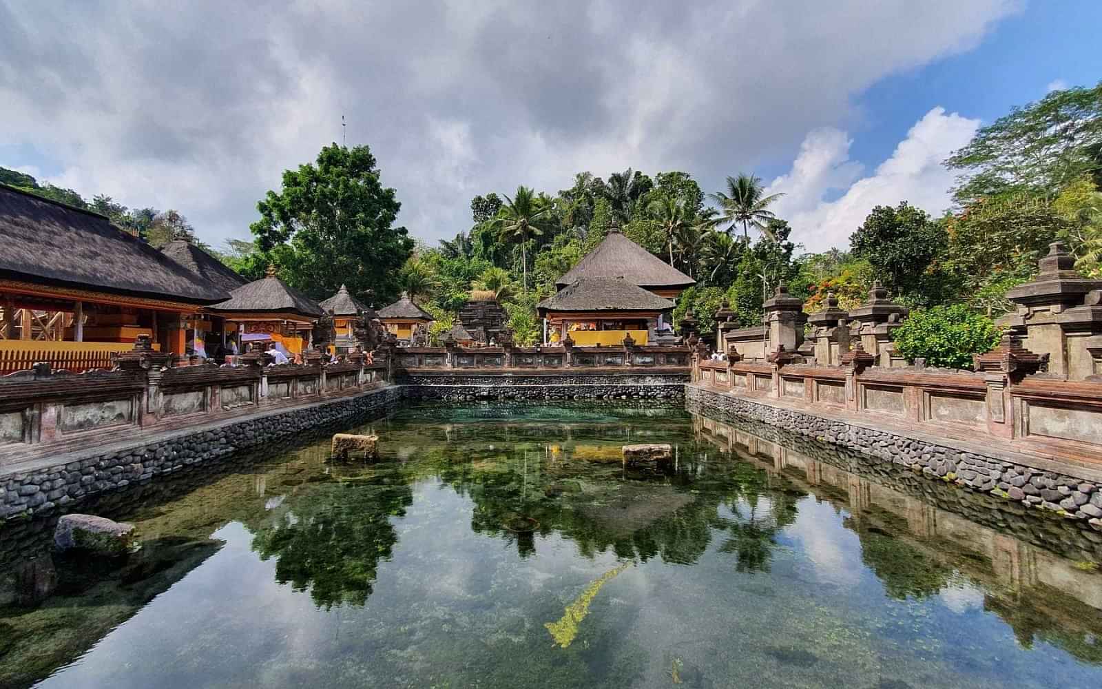 Guided Ubud Highlights Tour: Tirta Empul, Tegalalang Rice Terrace, Ubud Art Market and Celuk Village