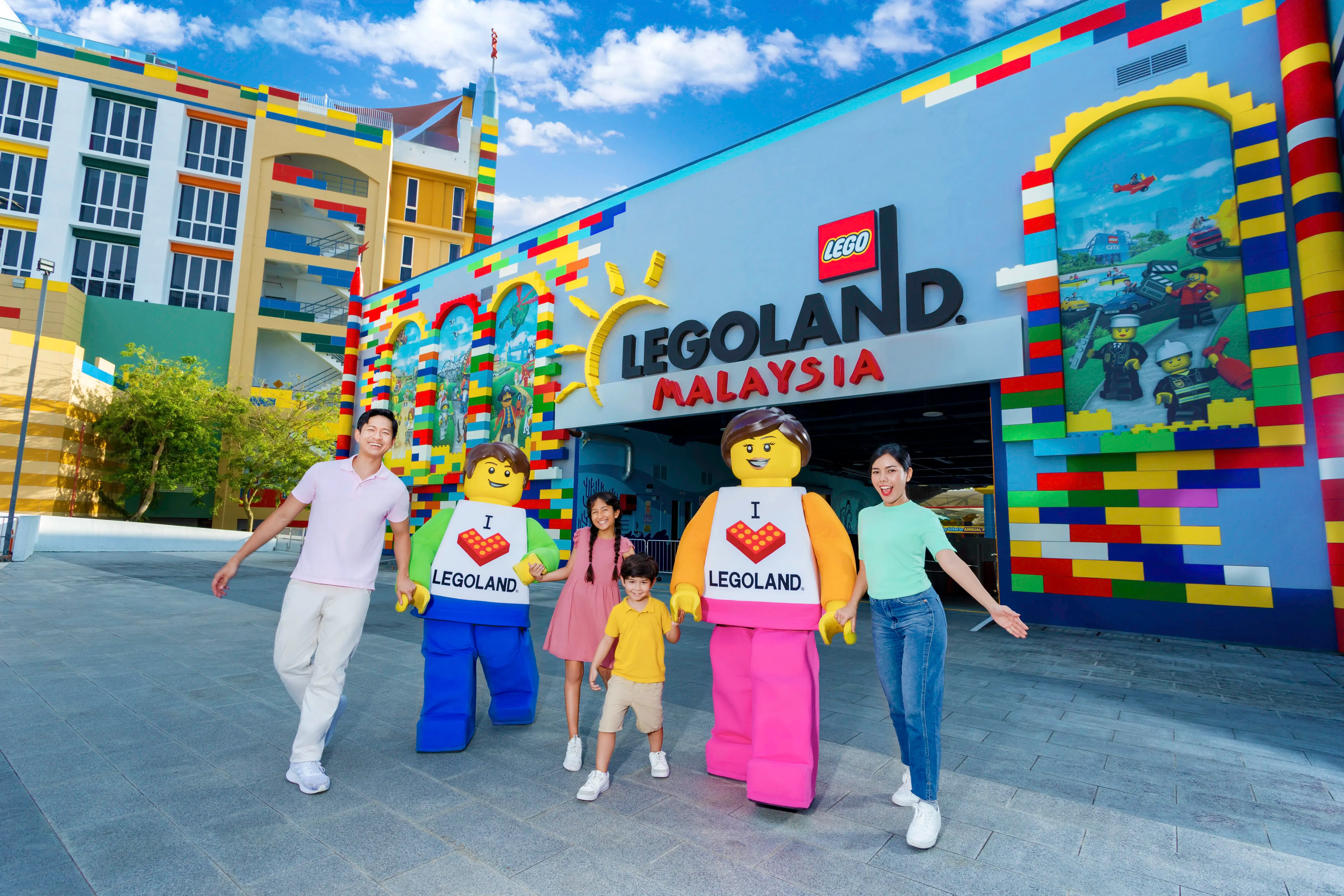 Roundtrip transfer to Legoland and Legoland theme park tickets 