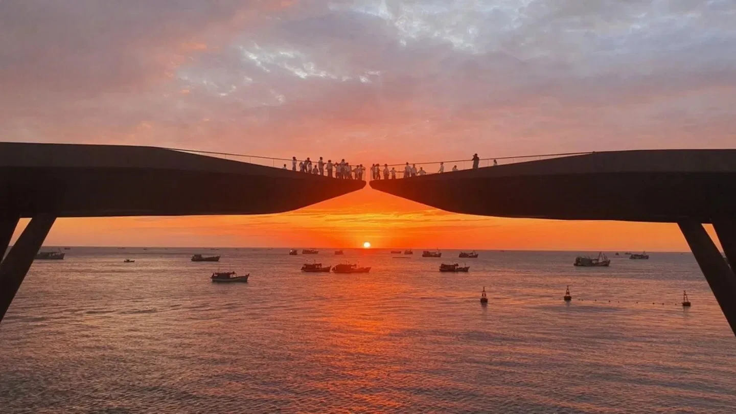 Discover SUNSET TOWN: KISS BRIDGE - SYMPHONY OF THE SEA - FIREWORKS SIC