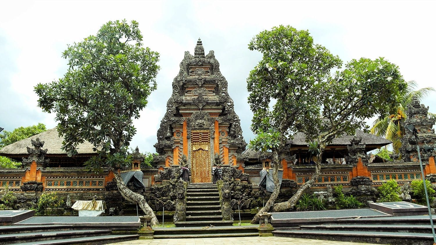 Tegenungan Waterfall, Ubud Royal Palace,  Ubud Market and Saraswati Temple With Private Transfers