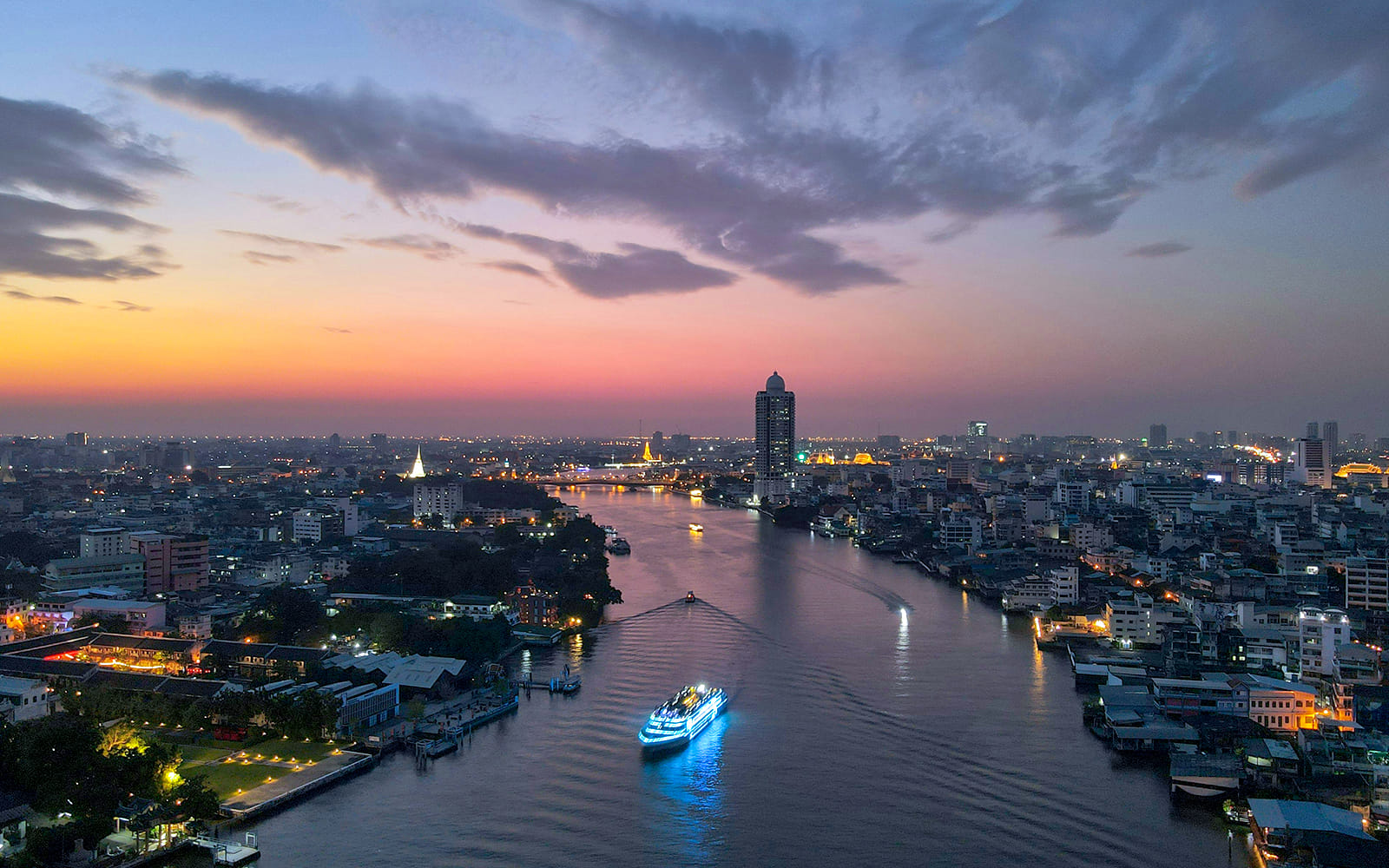 Bangkok-Chao Phraya Sunset Cruise with Private Transfers 