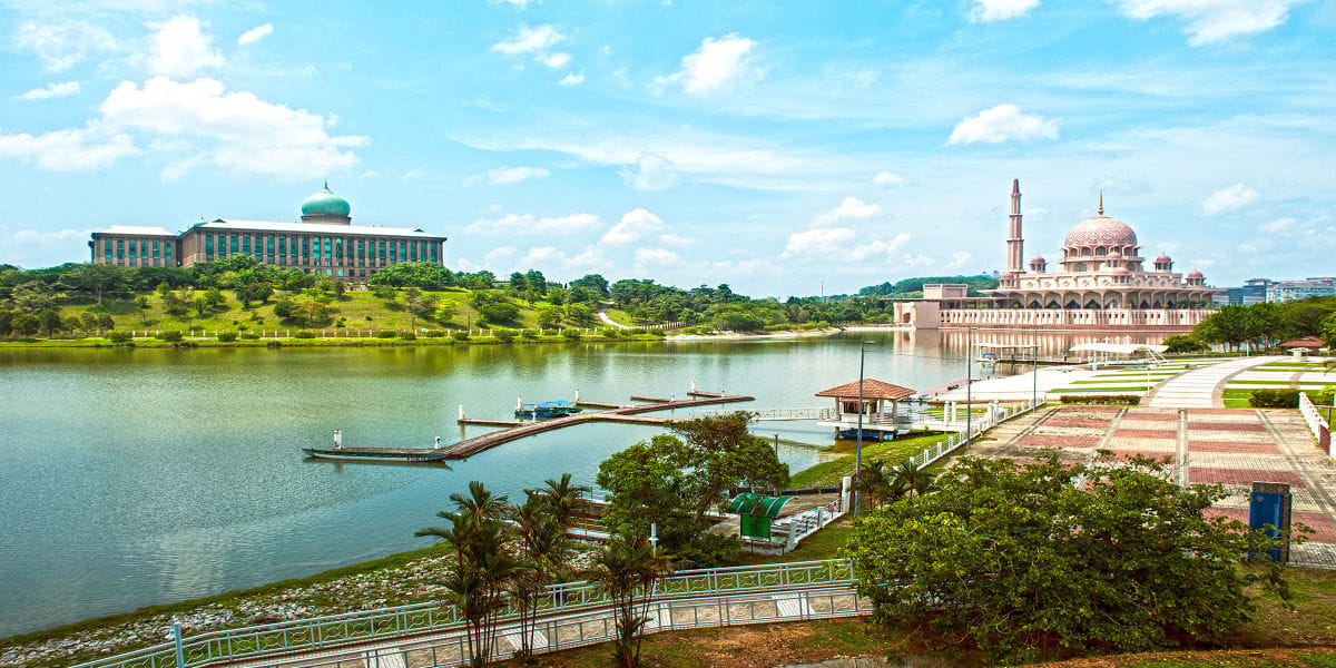 1 hour photostop at Putrajaya (Exclude entrance) (Enroute to or from airport).Only on arrival or departure (subject to flight timings)