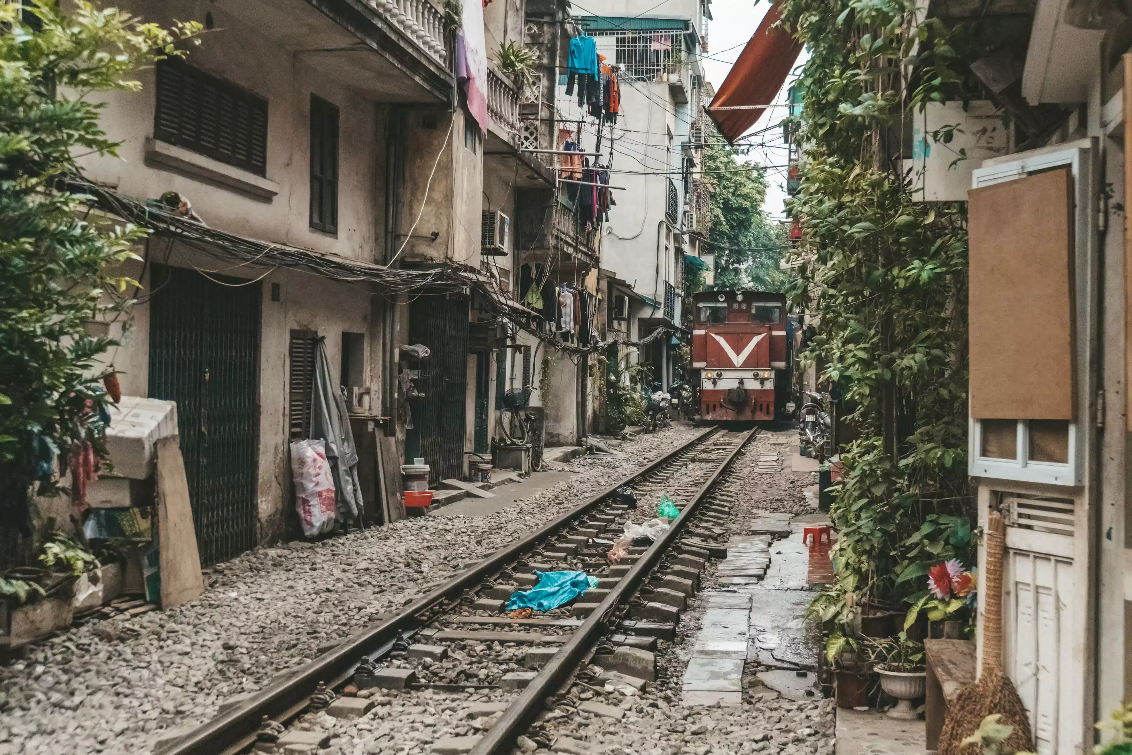 Hanoi street food and go on train to the famous train street