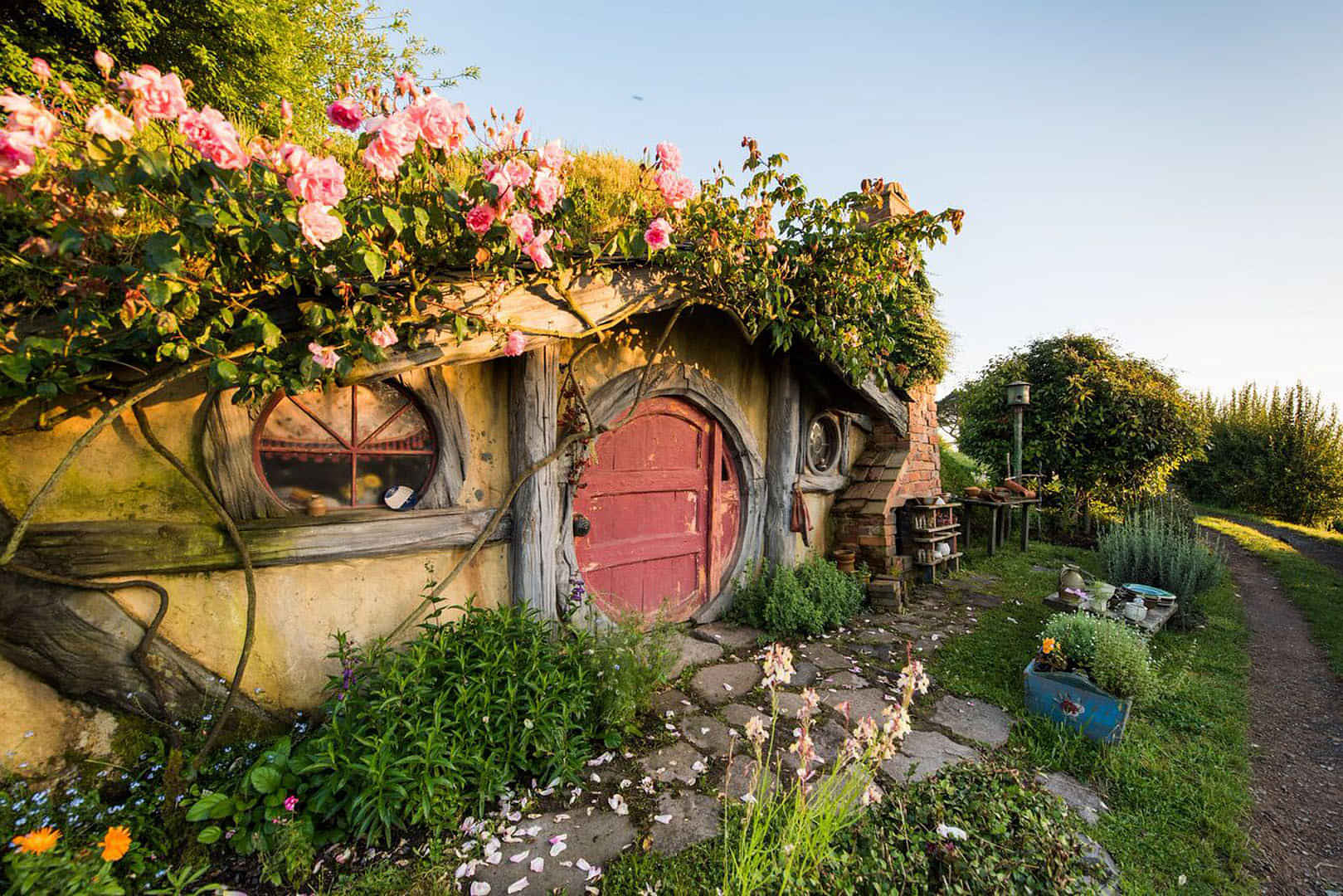 Hobbiton Movie Set and Waitomo Glowworm Caves Day Trip from Auckland