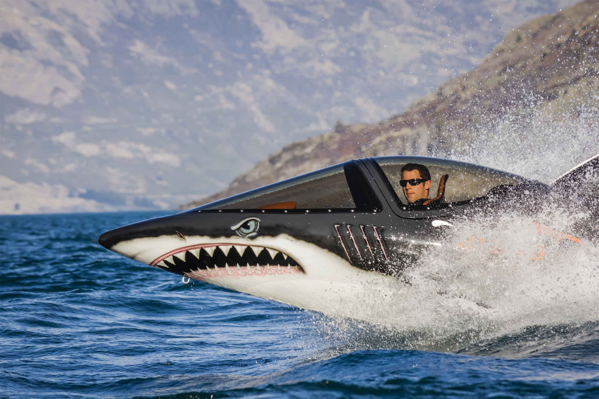 Hydro attack shark ride