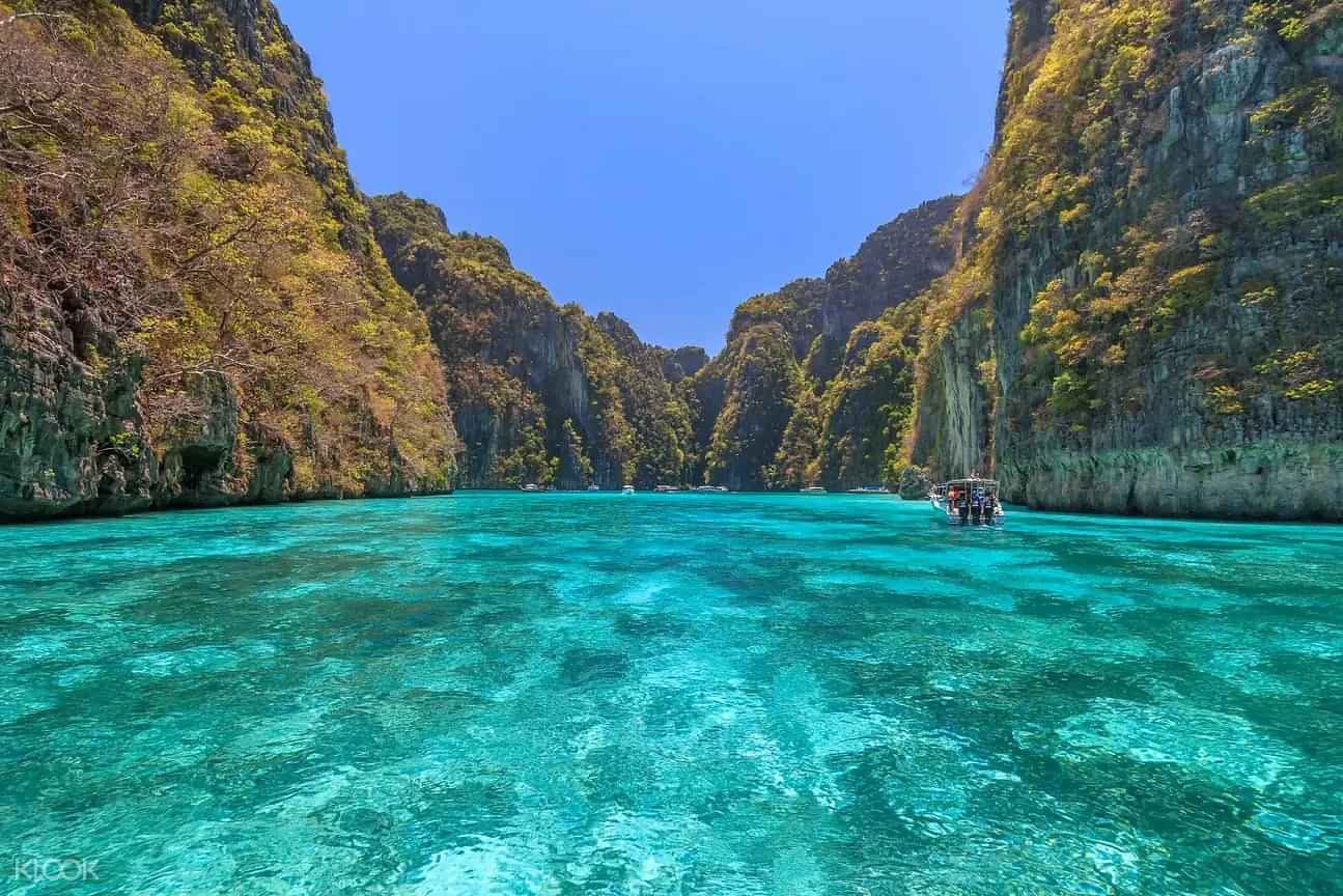 Single delight -Phi Phi island with lunch by ferry, excluding island fee (RBT08) (Pick up for hotels in Patong, Kata, Karon & Kamala)