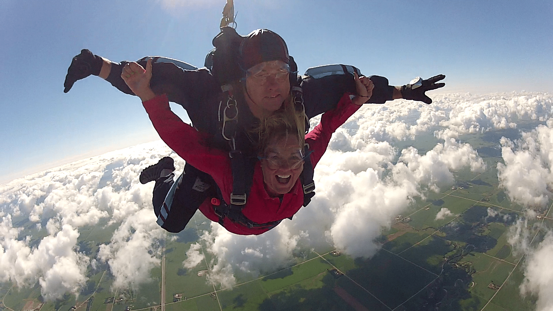 Tandem skydiving adventure exposed to brilliant views of the city(SELF EXPLORATION)